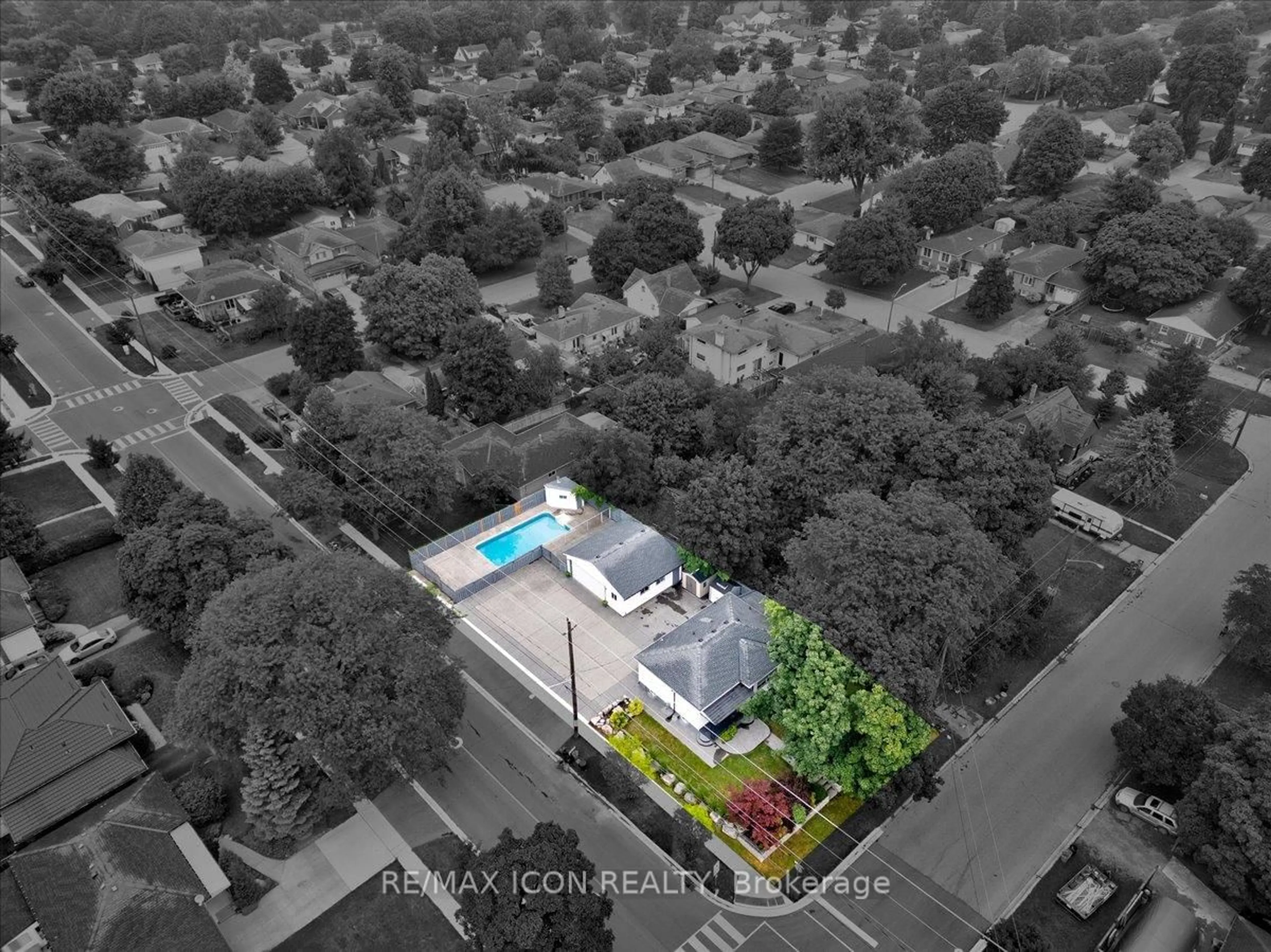 A pic from outside/outdoor area/front of a property/back of a property/a pic from drone, unknown for 50 Grove Cres, Brantford Ontario N3R 4Y6