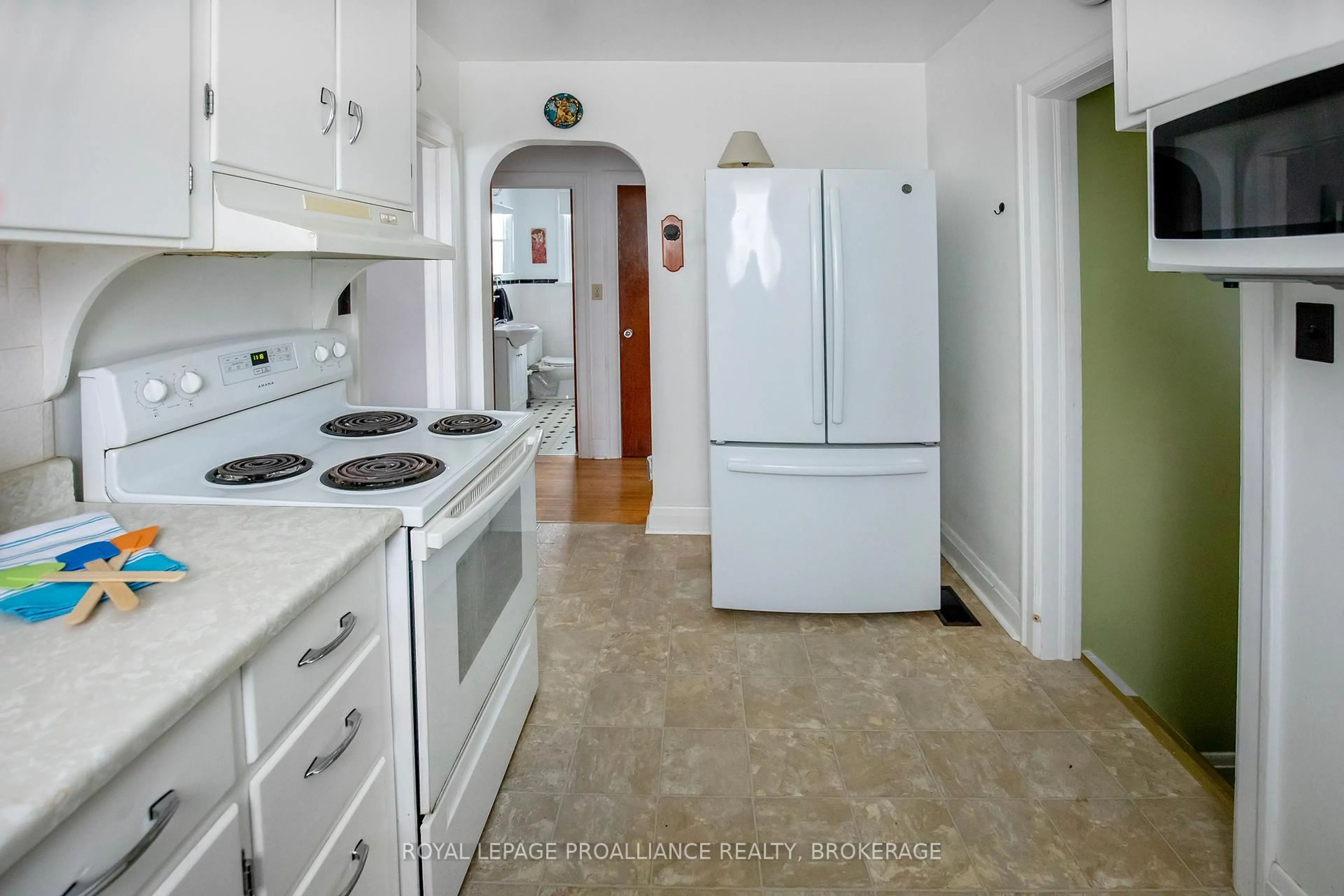 Standard kitchen, ceramic/tile floor for 198 Kingscourt Ave, Kingston Ontario K7K 4P8