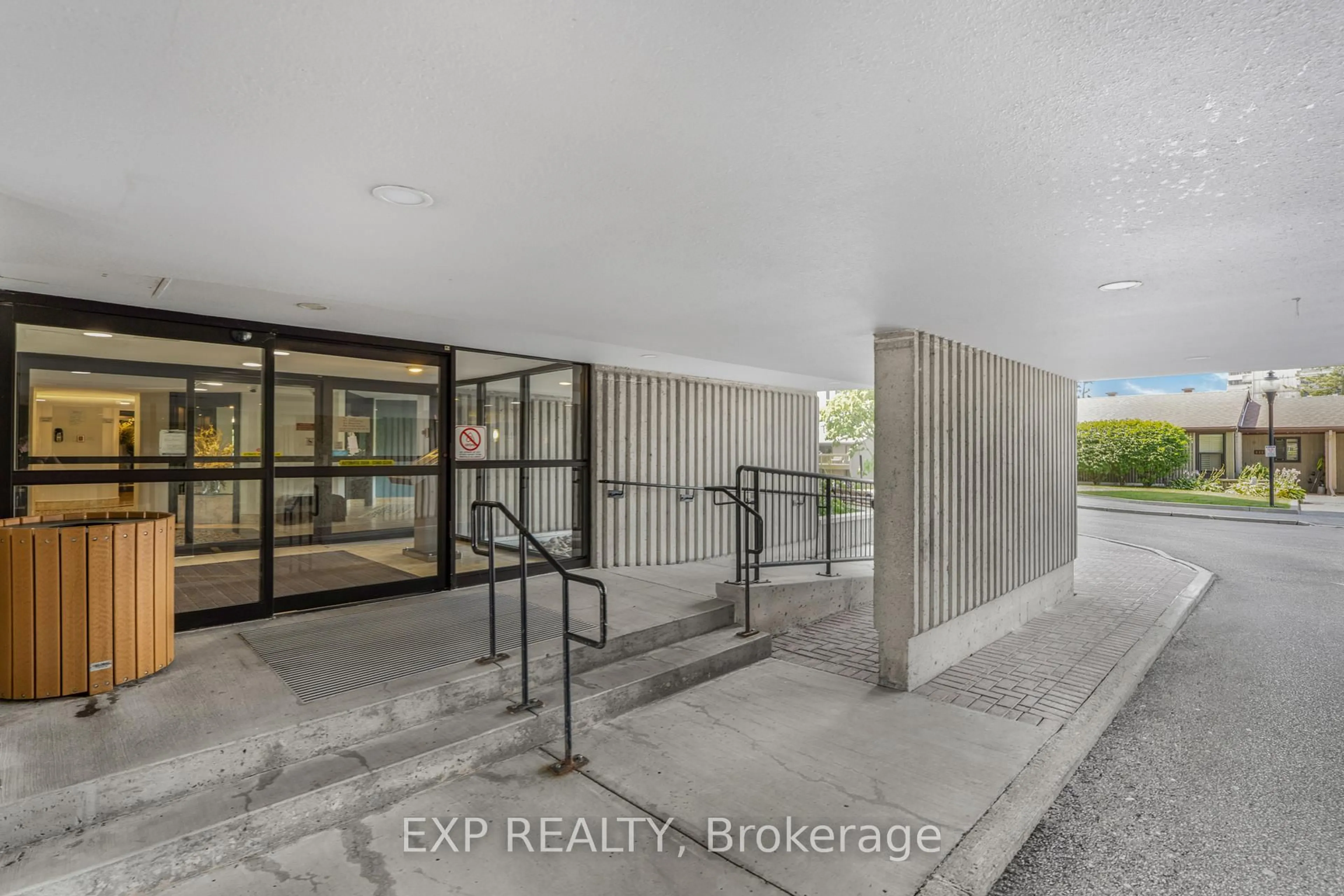 Indoor foyer for 1081 AMBLESIDE Dr #1501, Ottawa Ontario K2B 8C8