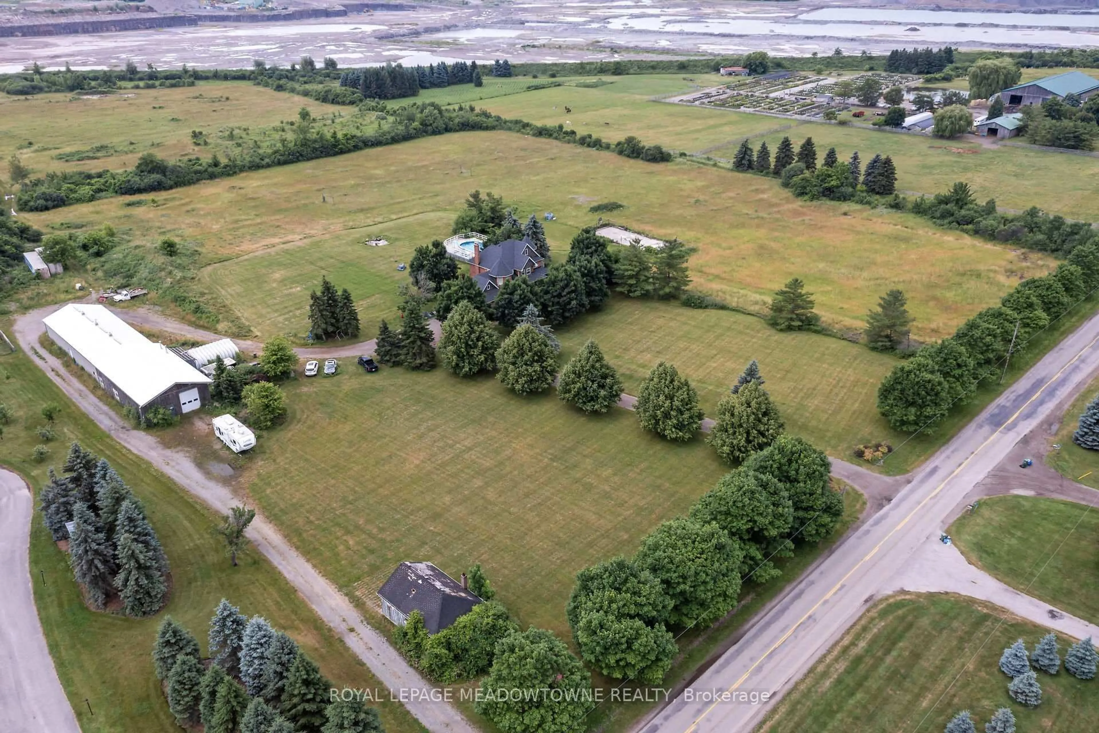 A pic from outside/outdoor area/front of a property/back of a property/a pic from drone, unknown for 692 5 Concession, Hamilton Ontario L9H 5E2
