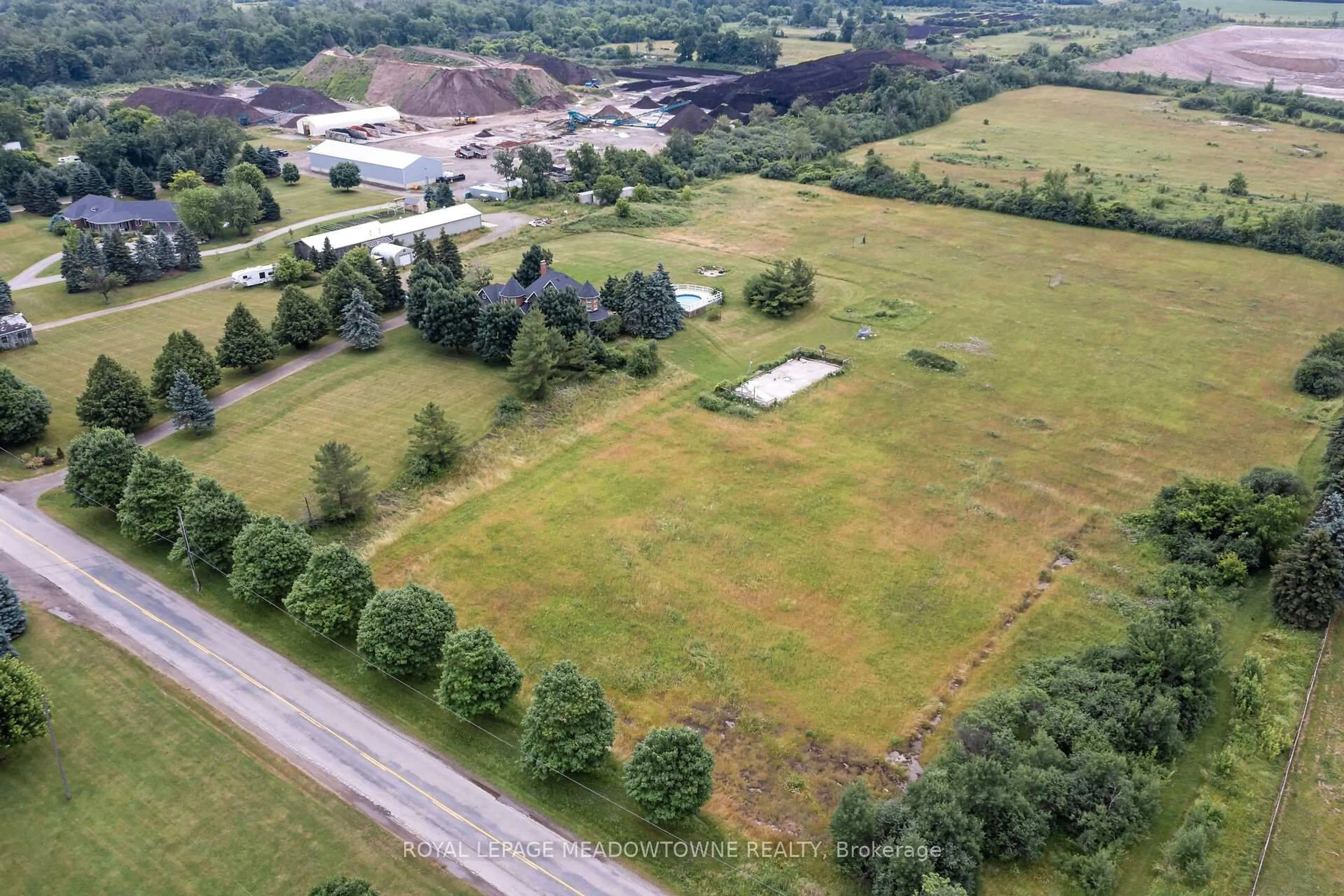 A pic from outside/outdoor area/front of a property/back of a property/a pic from drone, building for 692 5 Concession, Hamilton Ontario L9H 5E2