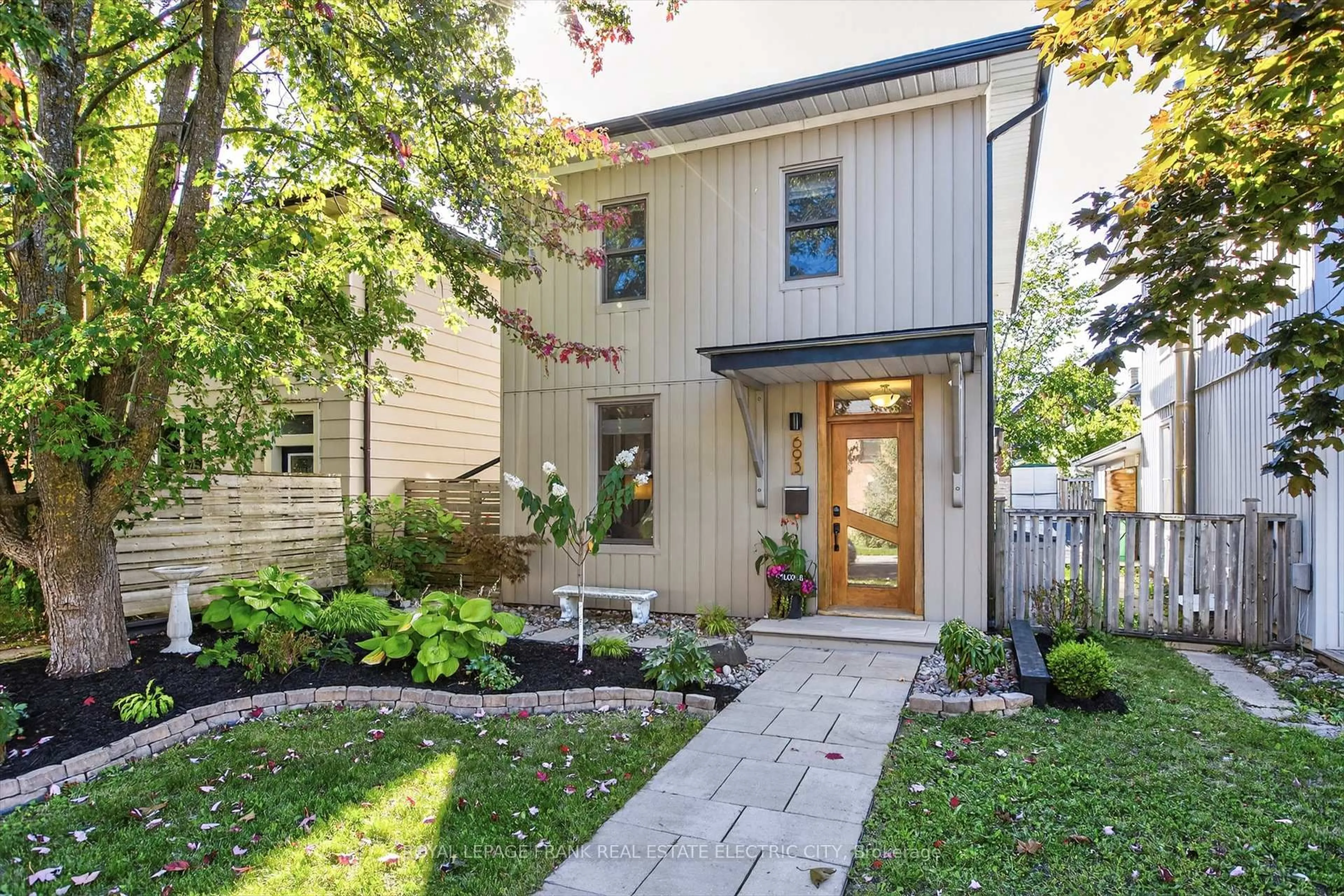 Unknown for 693 Water St, Peterborough Ontario K9H 3N4