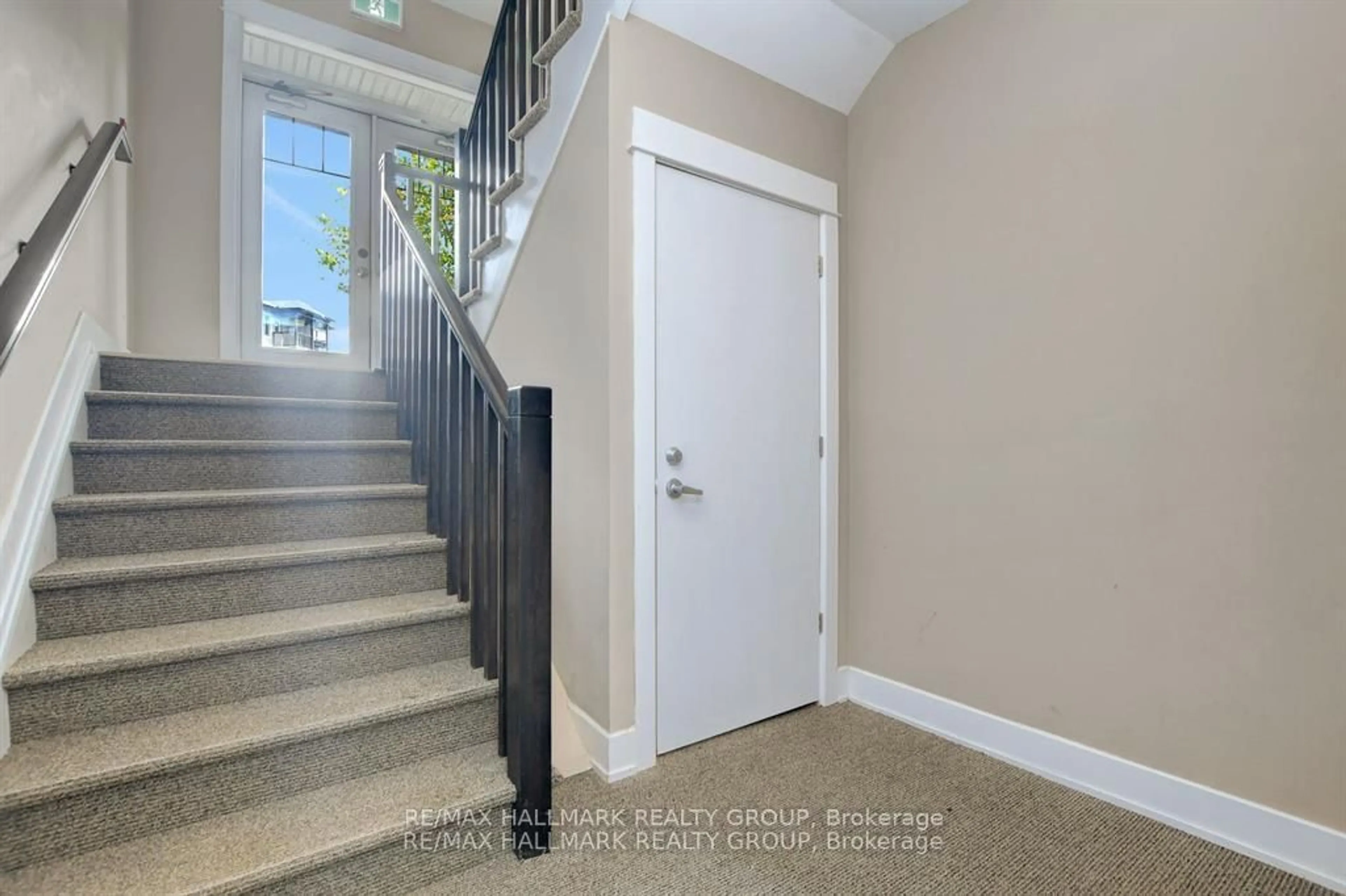 Indoor entryway for 486 Via Verona Ave #1, Ottawa Ontario K2J 6B3