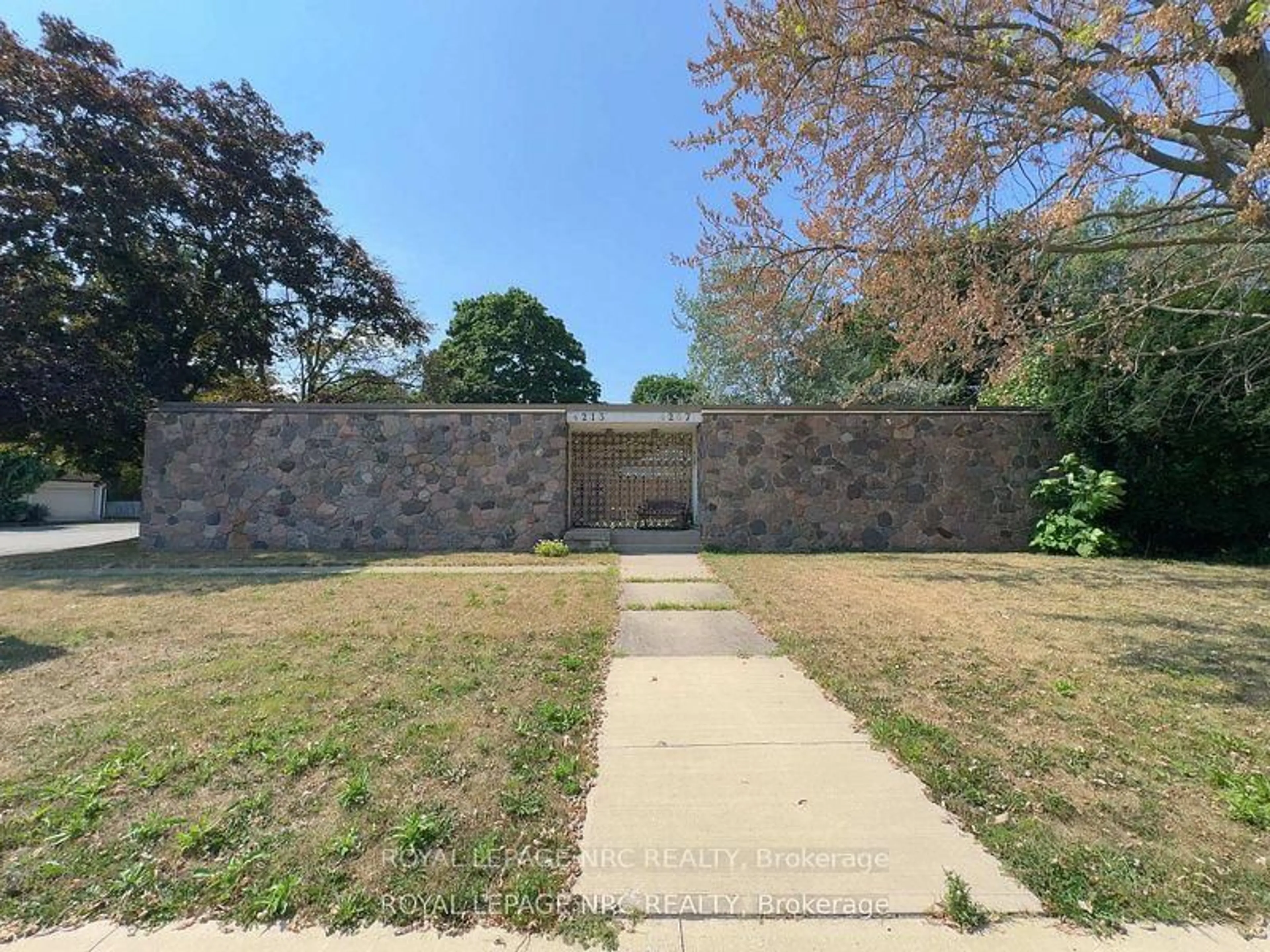 A pic from outside/outdoor area/front of a property/back of a property/a pic from drone, street for 4213/4207 Drummond Rd Rd, Niagara Falls Ontario L2E 6C2