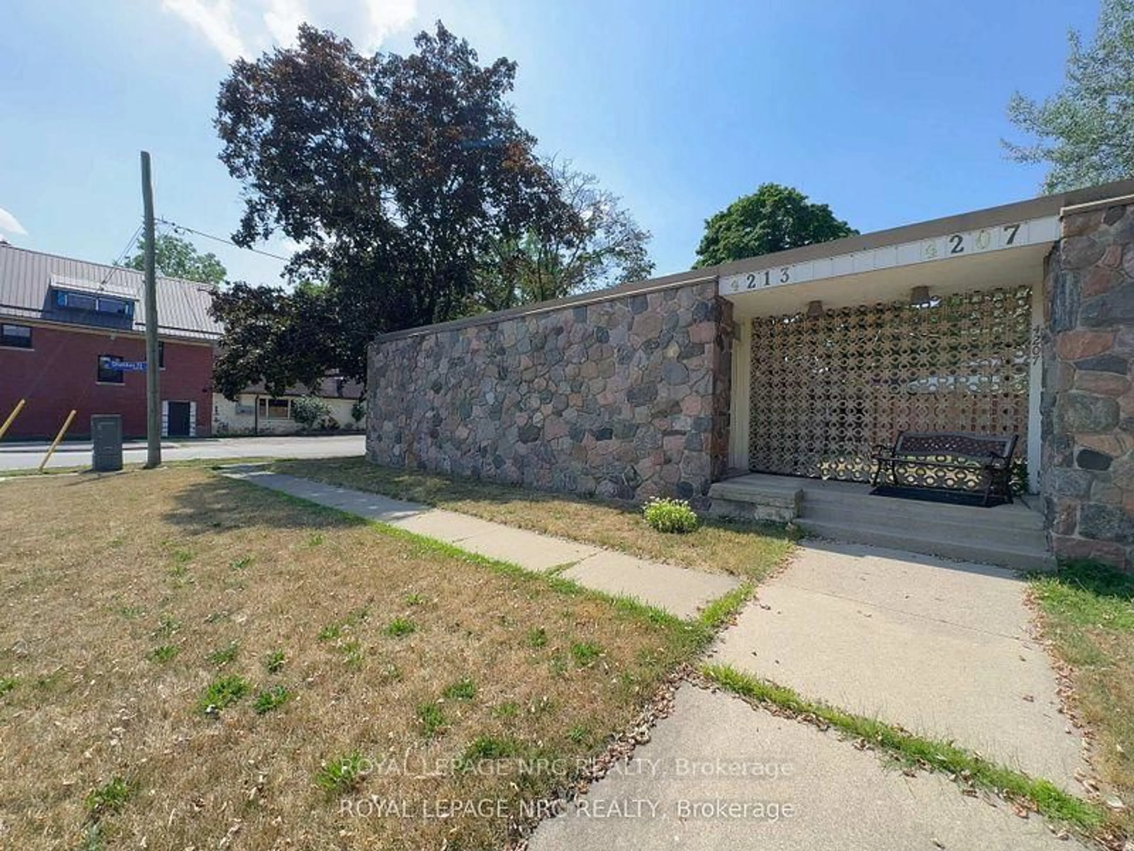 A pic from outside/outdoor area/front of a property/back of a property/a pic from drone, street for 4213/4207 Drummond Rd Rd, Niagara Falls Ontario L2E 6C2