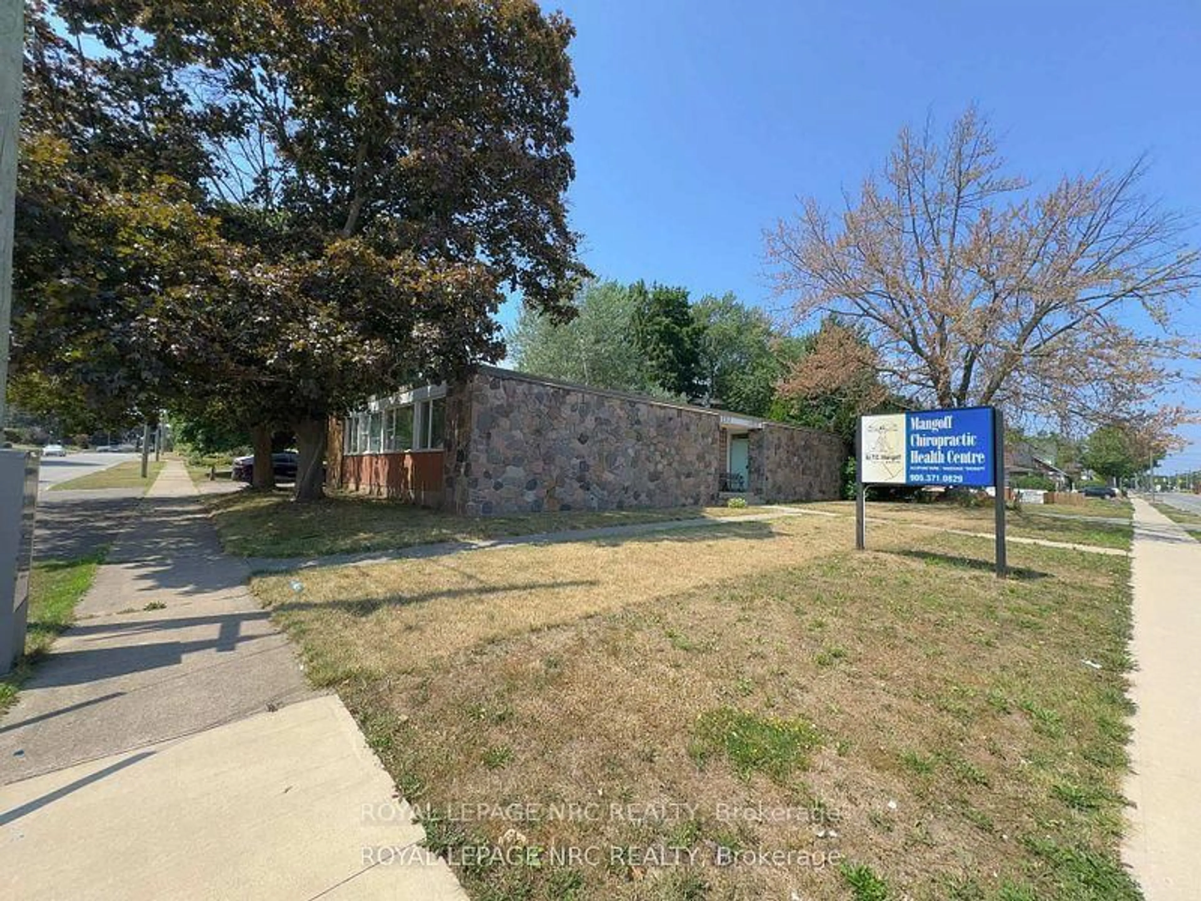 A pic from outside/outdoor area/front of a property/back of a property/a pic from drone, street for 4213/4207 Drummond Rd Rd, Niagara Falls Ontario L2E 6C2