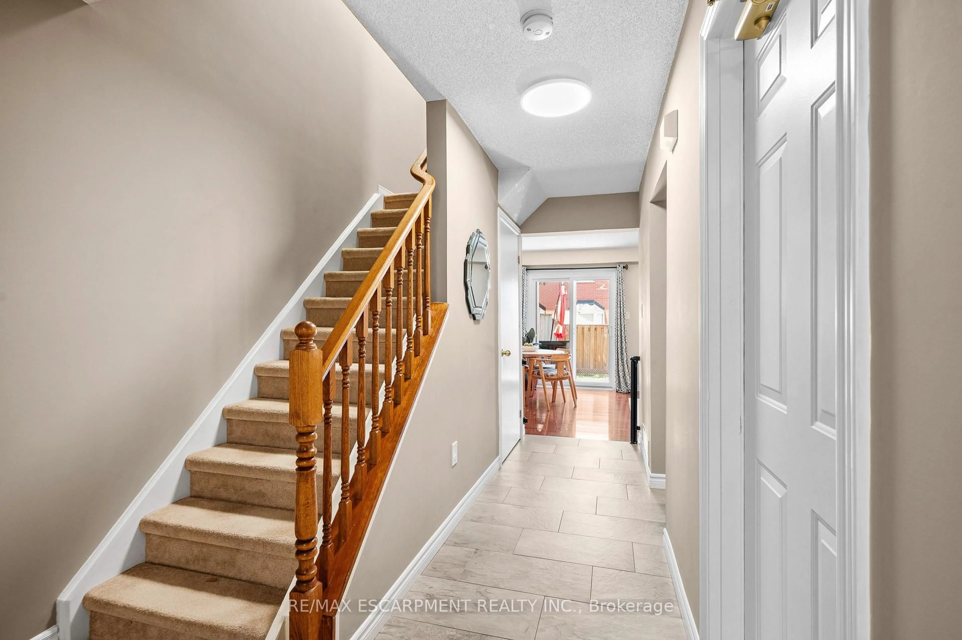Indoor entryway for 610 Barton St #12, Hamilton Ontario L8E 5V2