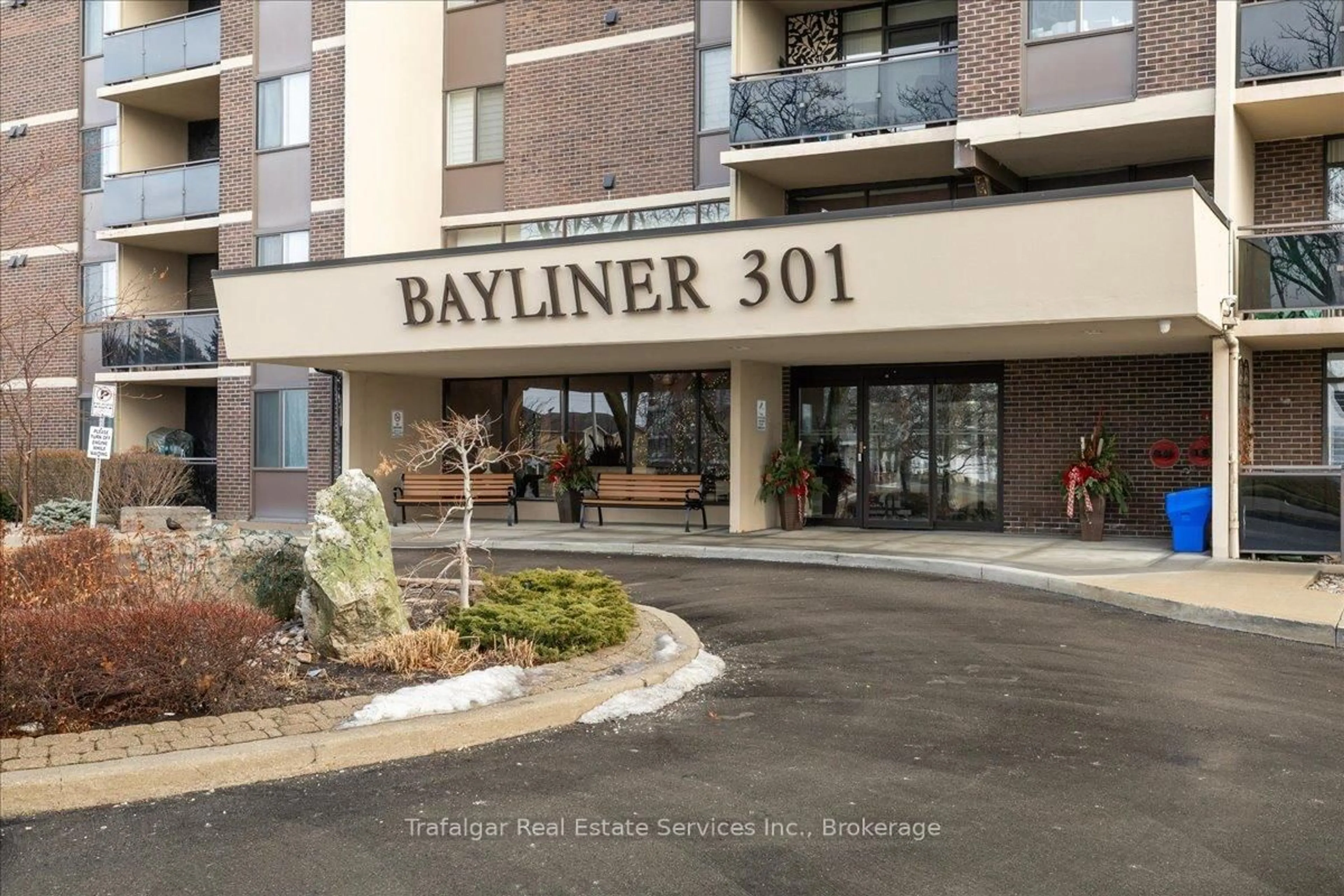 Indoor foyer for 301 Frances Ave #709, Hamilton Ontario L8E 3W6