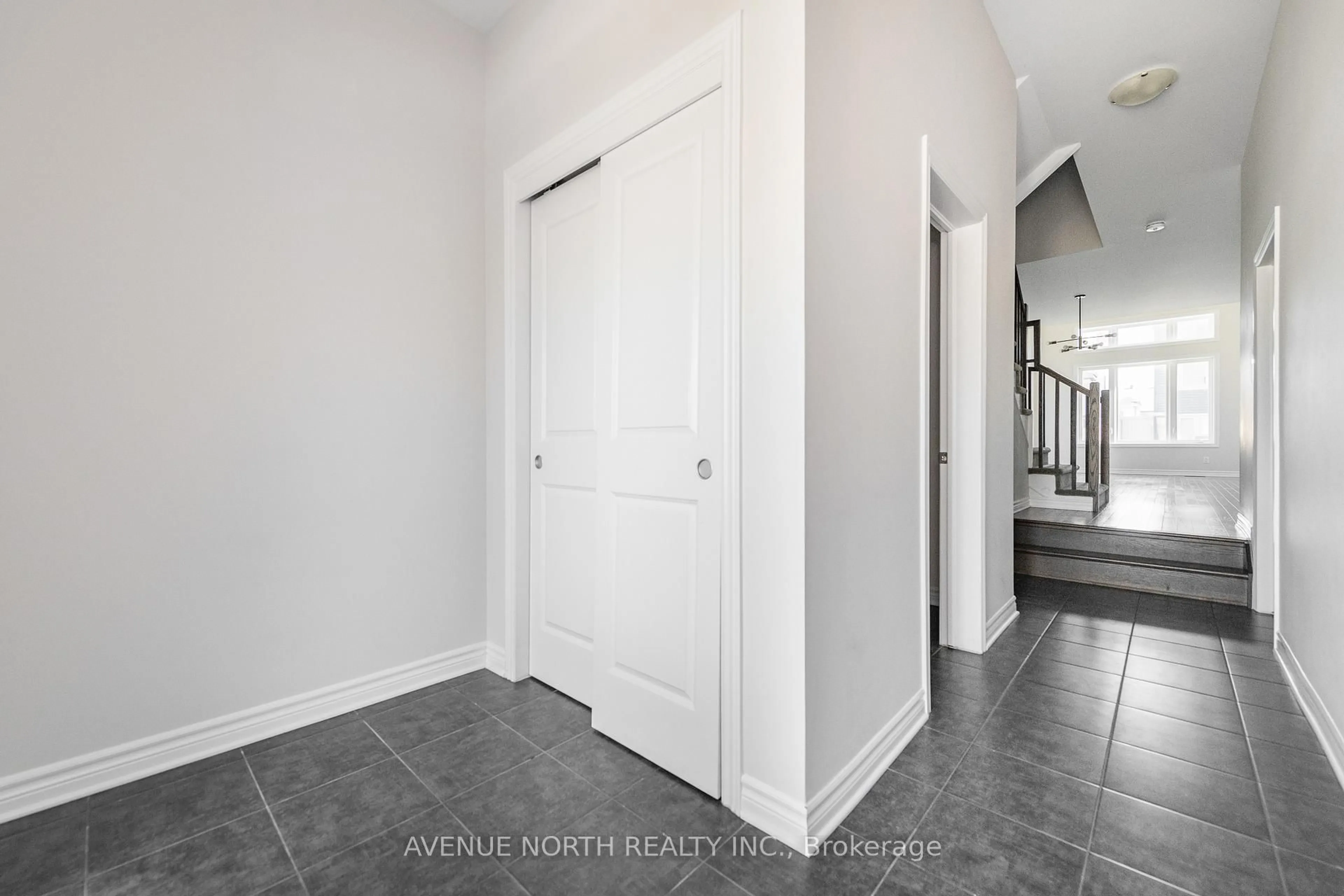 Indoor entryway for 1024 Kijik Cres, Ottawa Ontario K1X 0G9