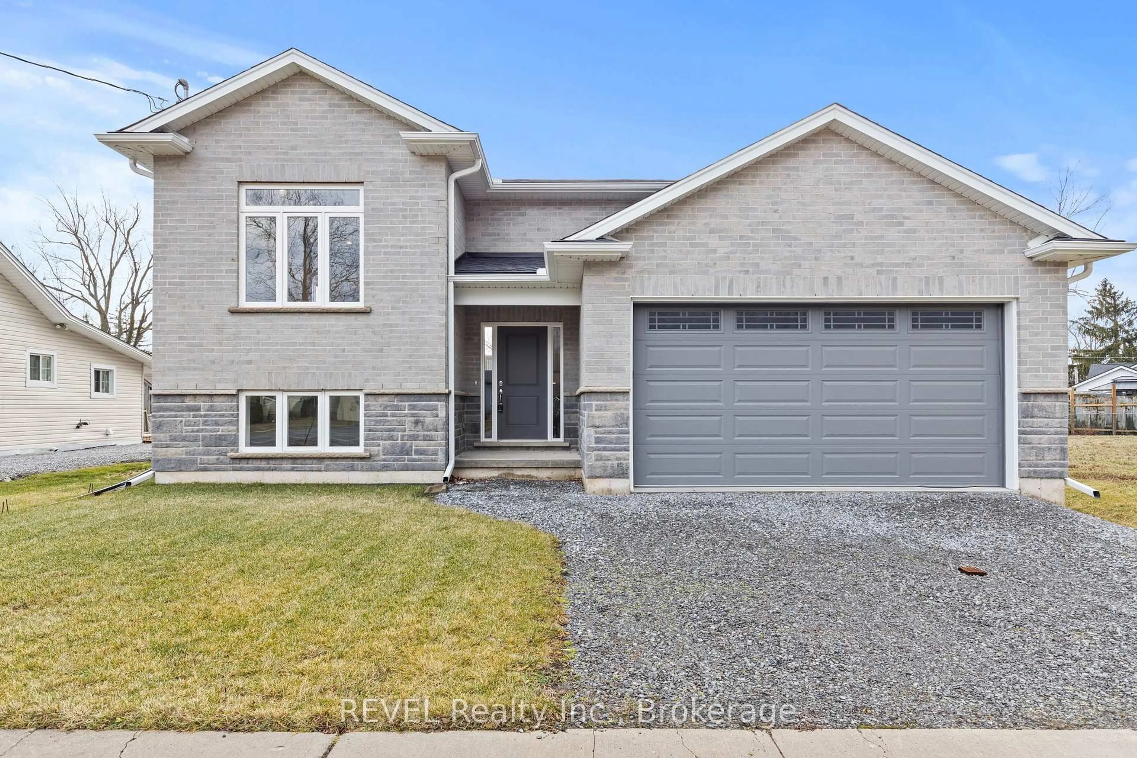 Home with brick exterior material, street for 735 Dominion Rd, Fort Erie Ontario L2A 1G9