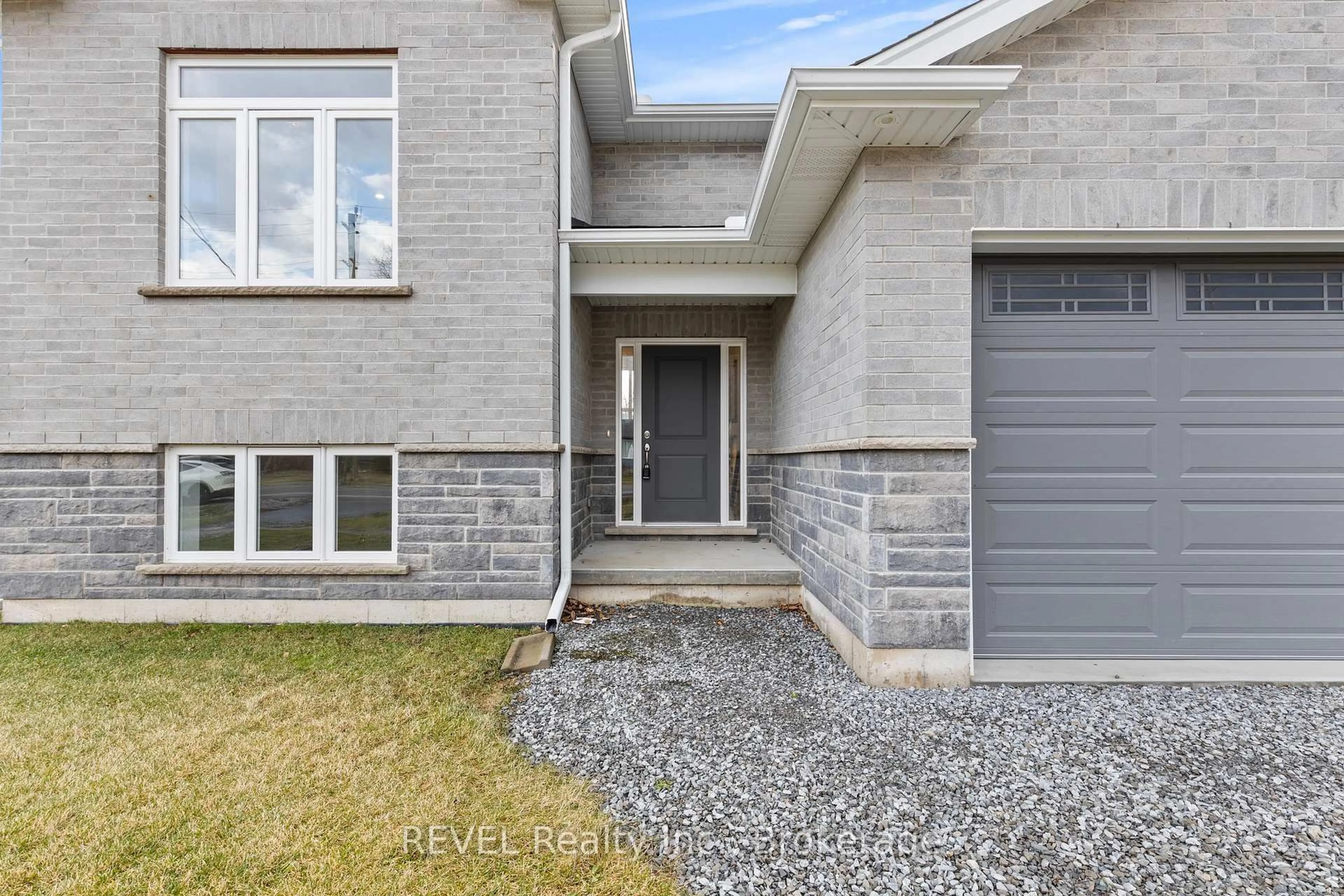 Home with brick exterior material, street for 735 Dominion Rd, Fort Erie Ontario L2A 1G9