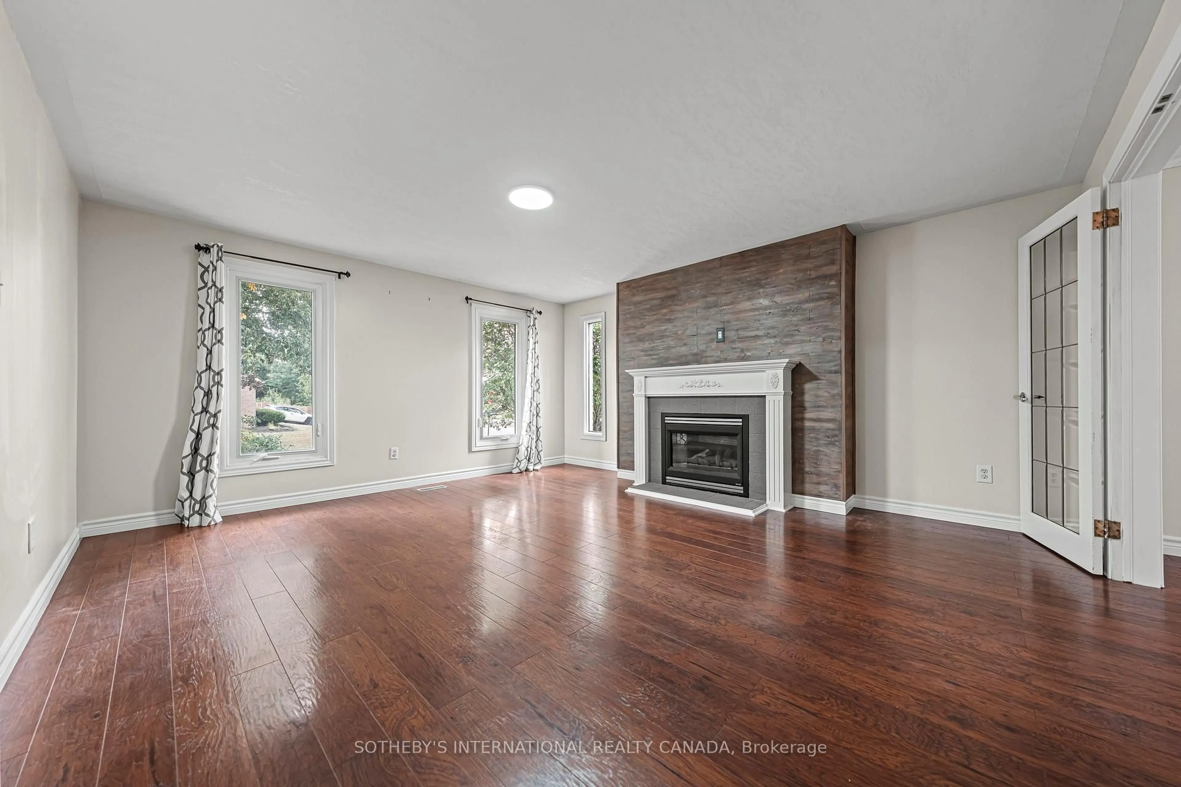 Living room with furniture, wood/laminate floor for 154 Covington Cres, Cambridge Ontario N2N 2X4