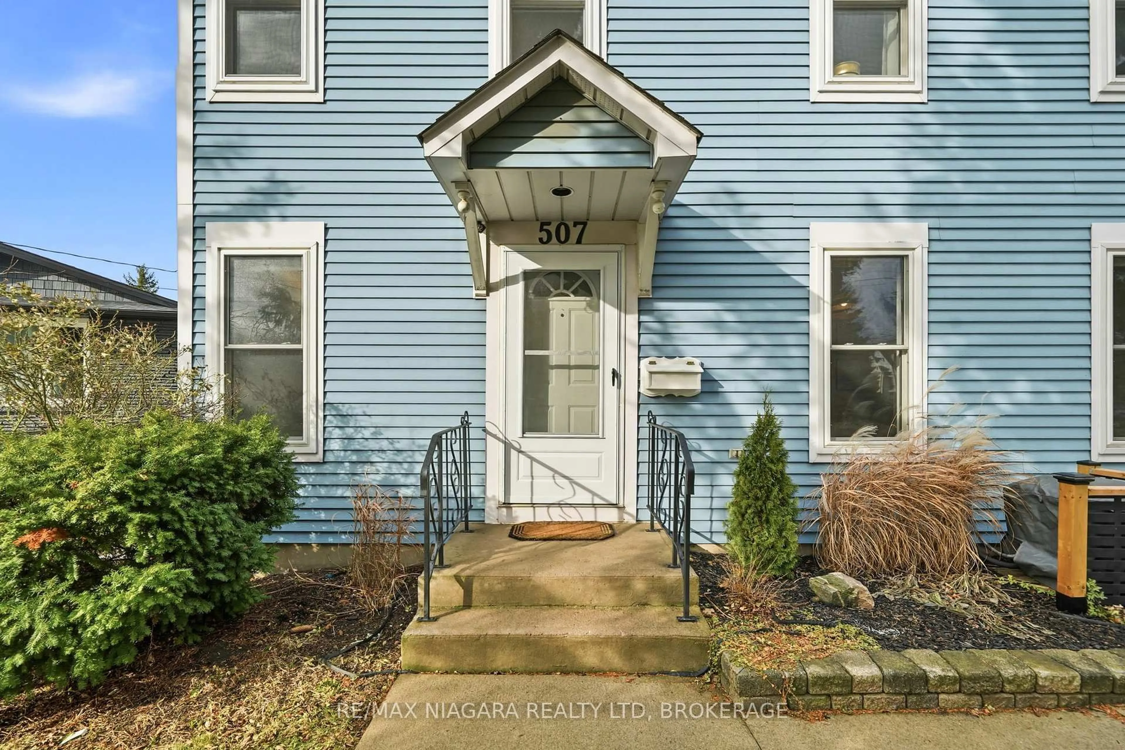 Indoor entryway for 507 Niagara St, St. Catharines Ontario L2M 3P4