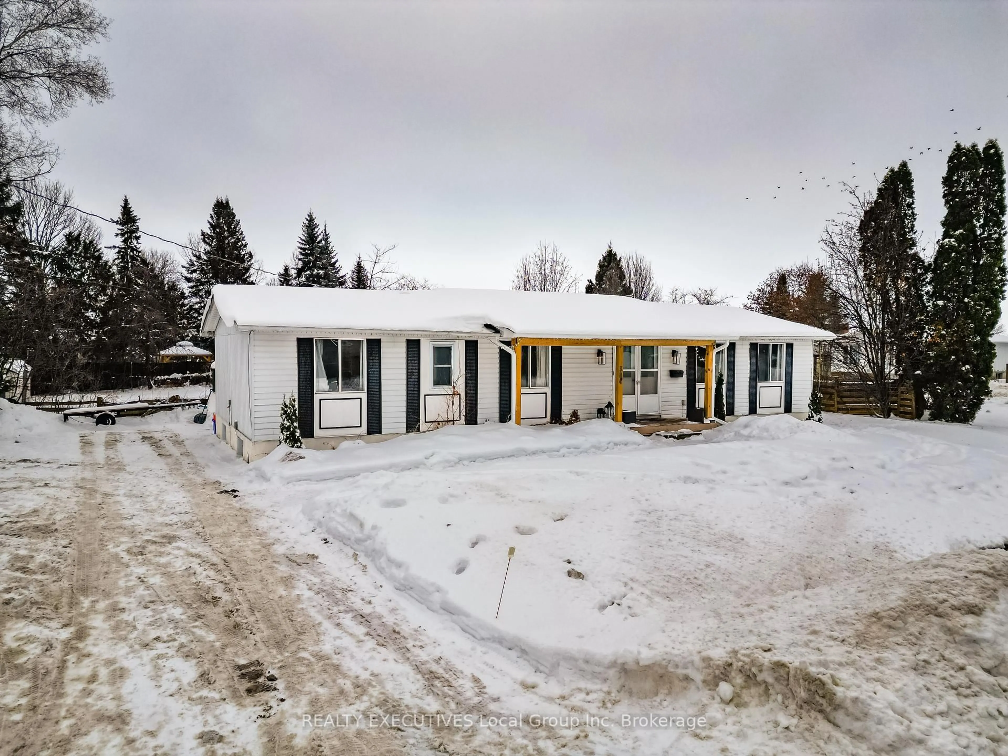 A pic from outside/outdoor area/front of a property/back of a property/a pic from drone, unknown for 384 Justin St, North Bay Ontario P1B 5J9