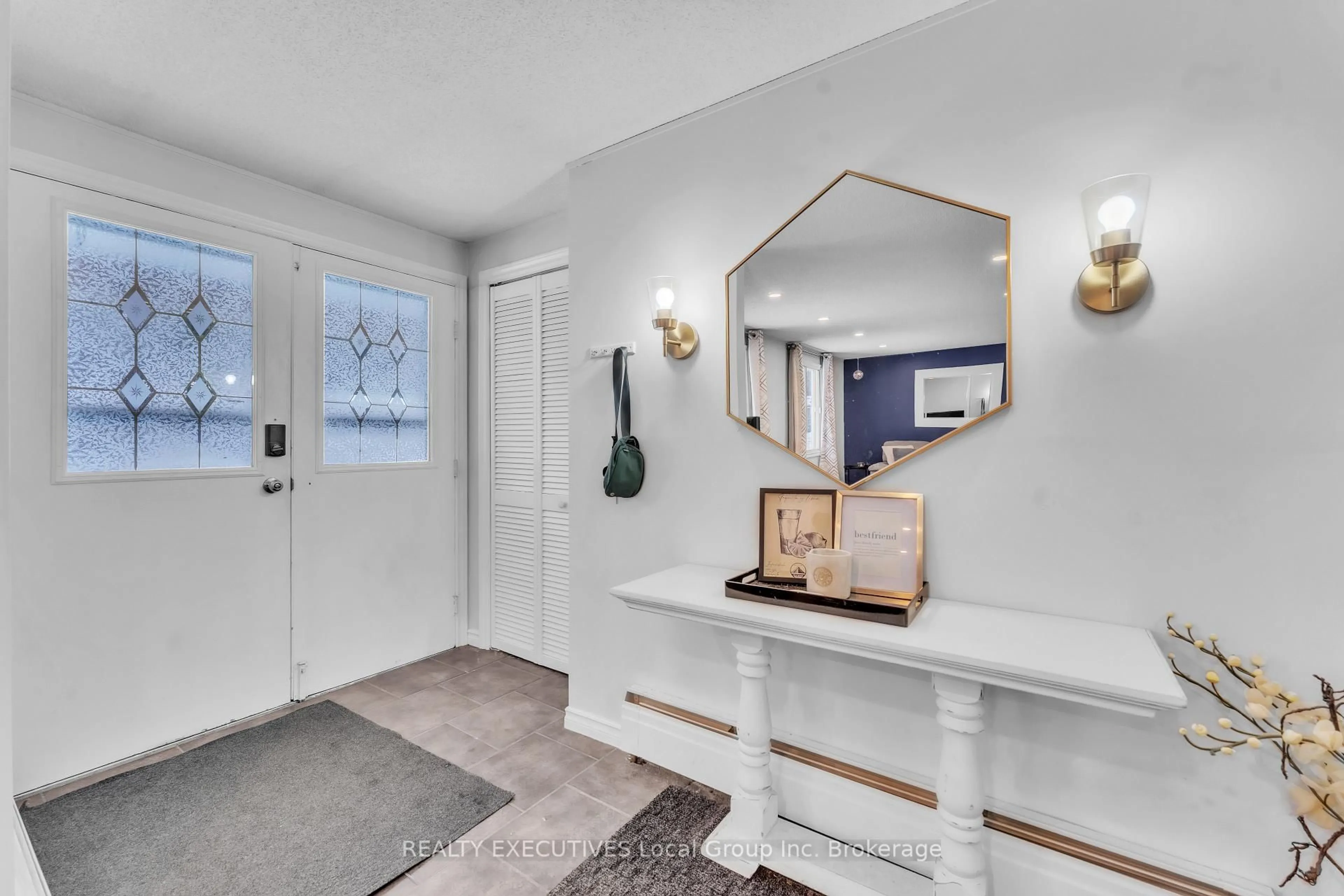 Indoor entryway for 384 Justin St, North Bay Ontario P1B 5J9