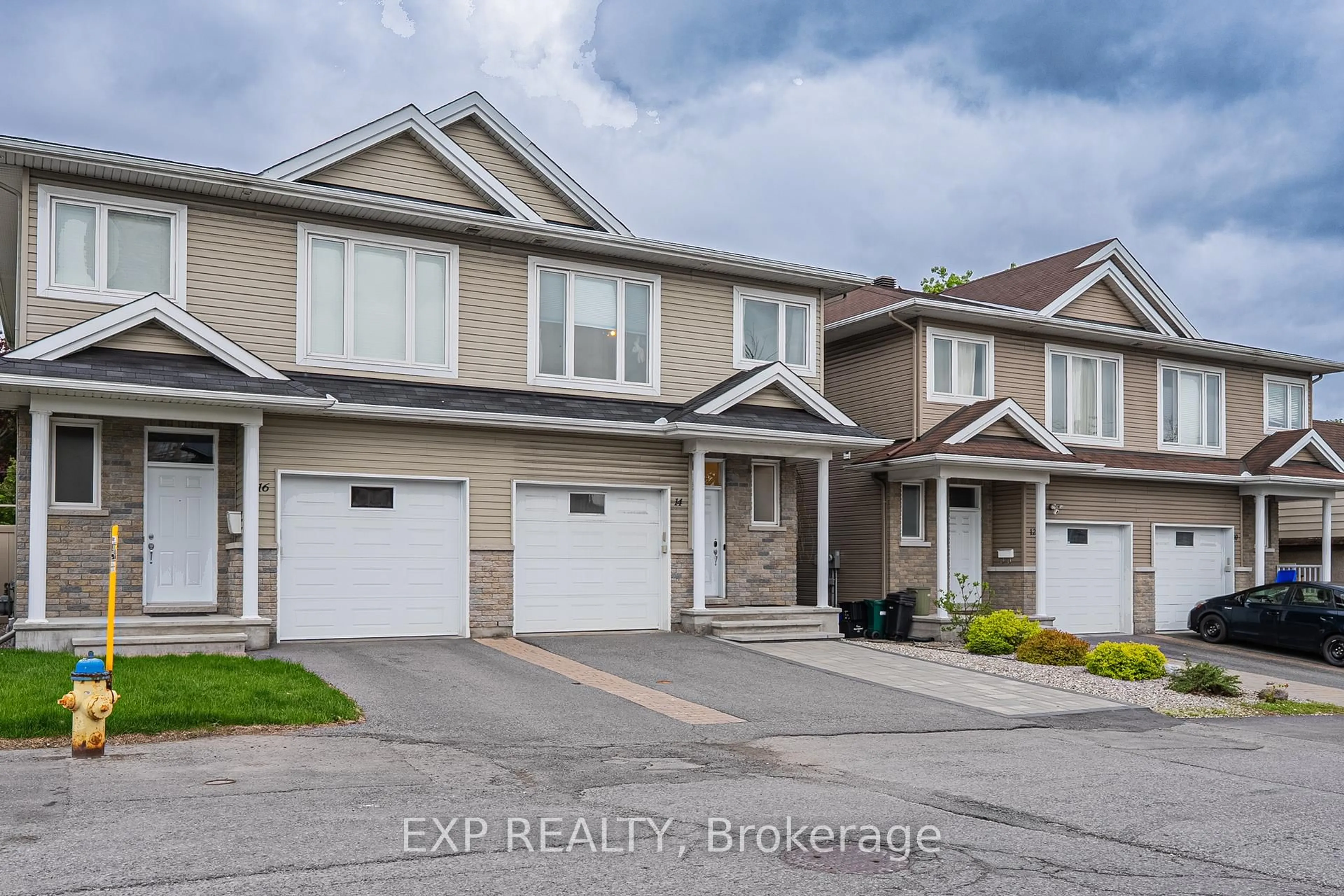 A pic from outside/outdoor area/front of a property/back of a property/a pic from drone, street for 14 CAMIL St, Ottawa Ontario K1K 0X1
