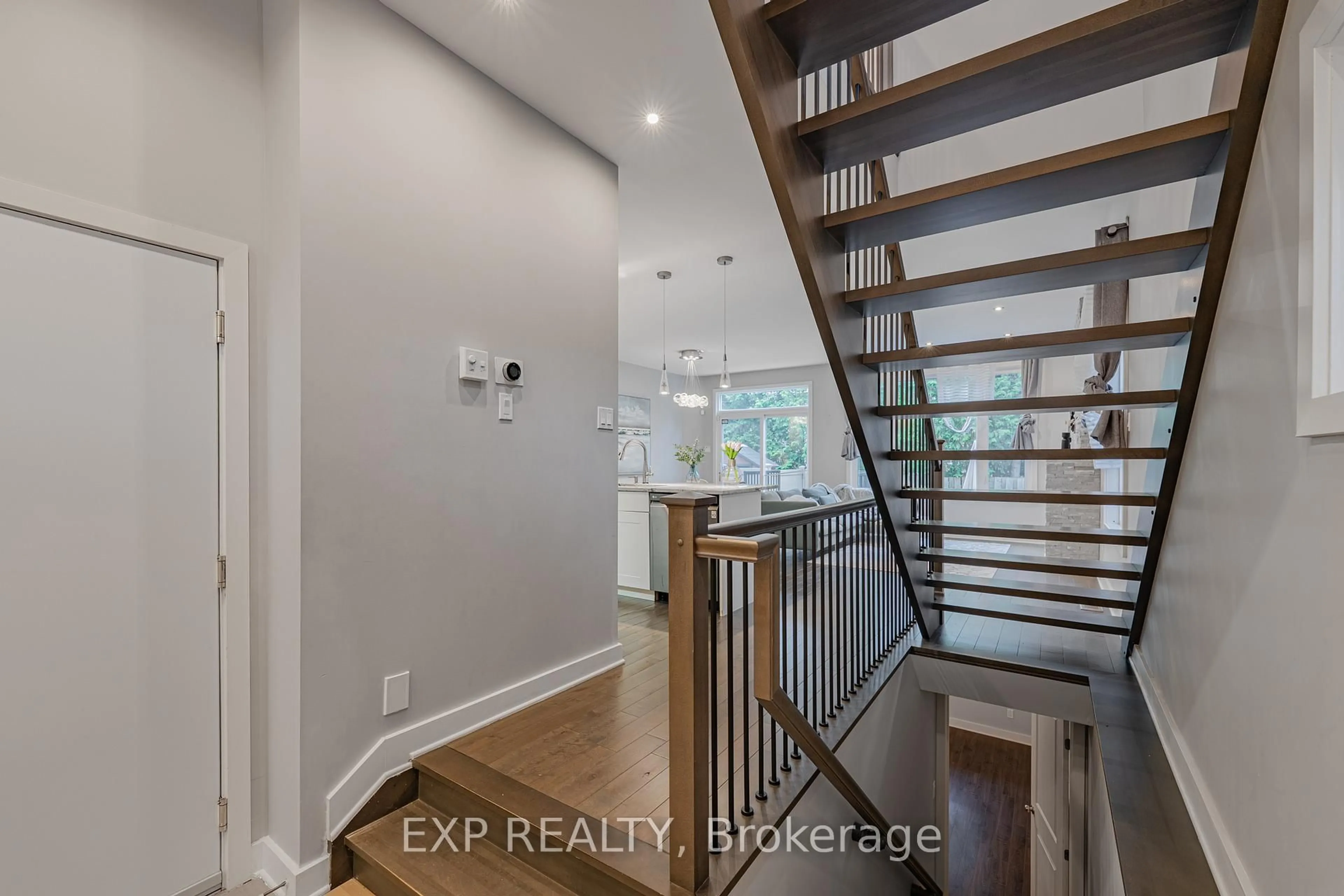 Indoor entryway for 14 CAMIL St, Ottawa Ontario K1K 0X1