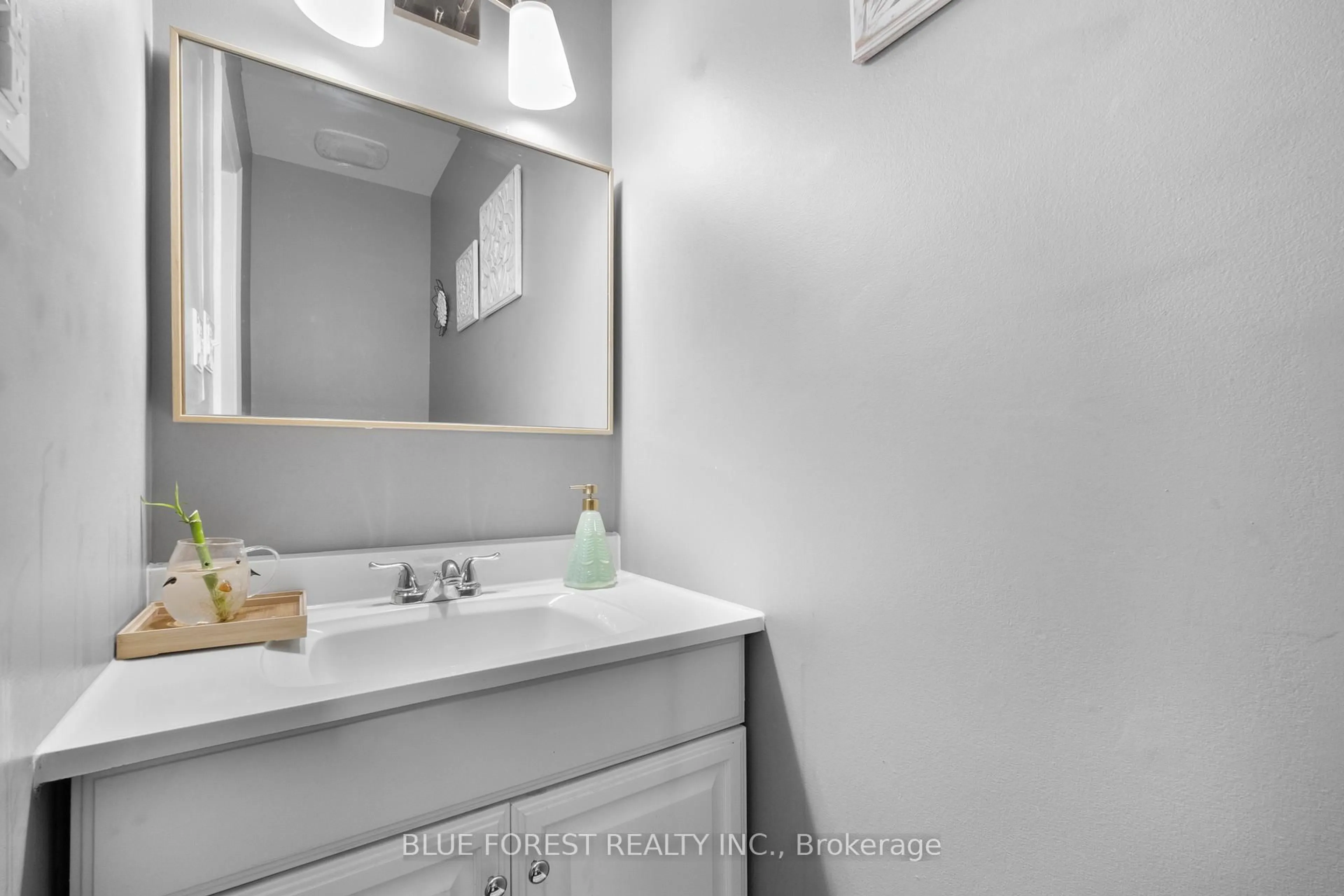 Standard bathroom, ceramic/tile floor for 166 Southdale Rd #18, London South Ontario N6J 2J1