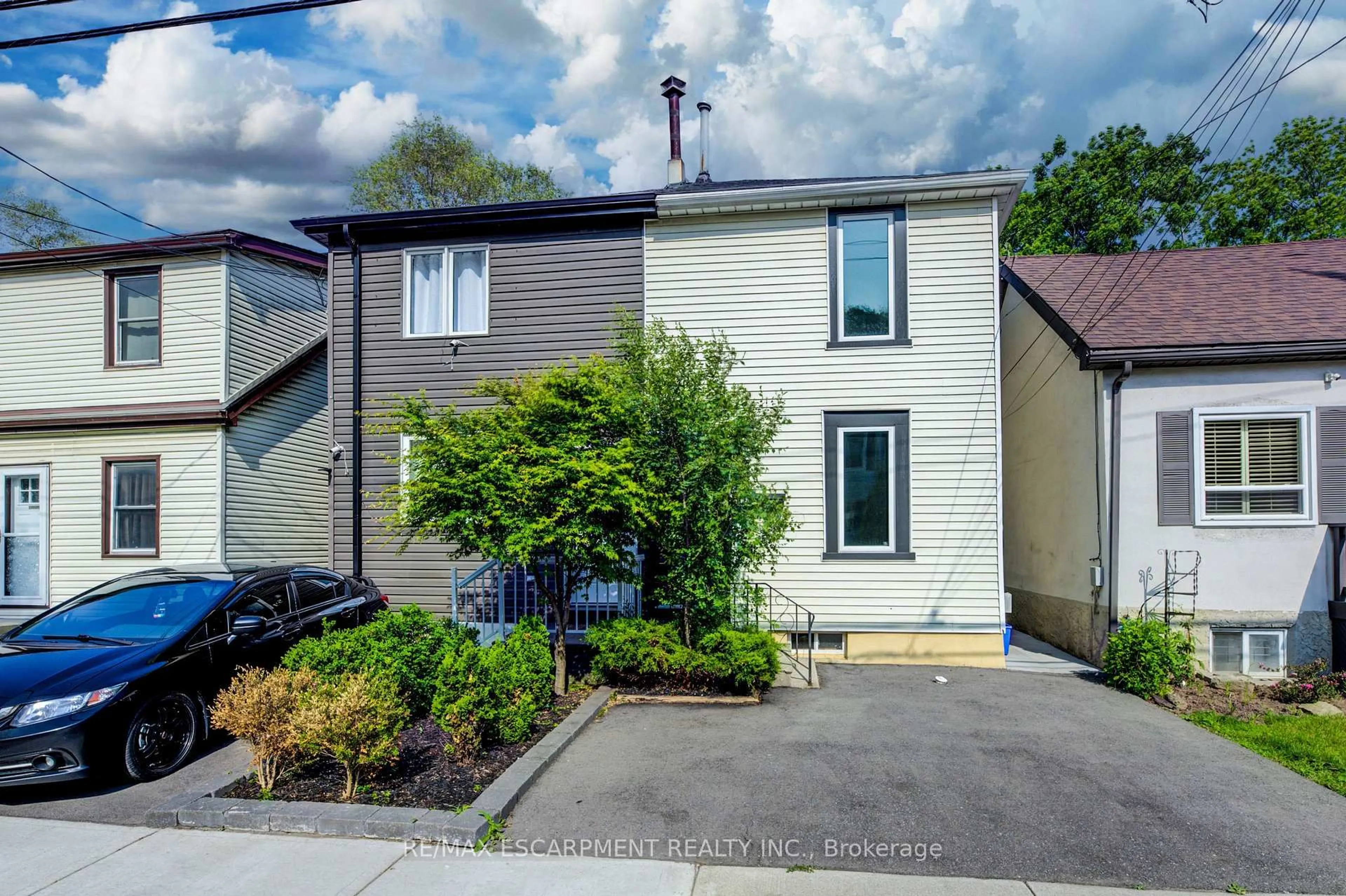 A pic from outside/outdoor area/front of a property/back of a property/a pic from drone, street for 57 1/2 Breadalbane St, Hamilton Ontario L8R 3G2