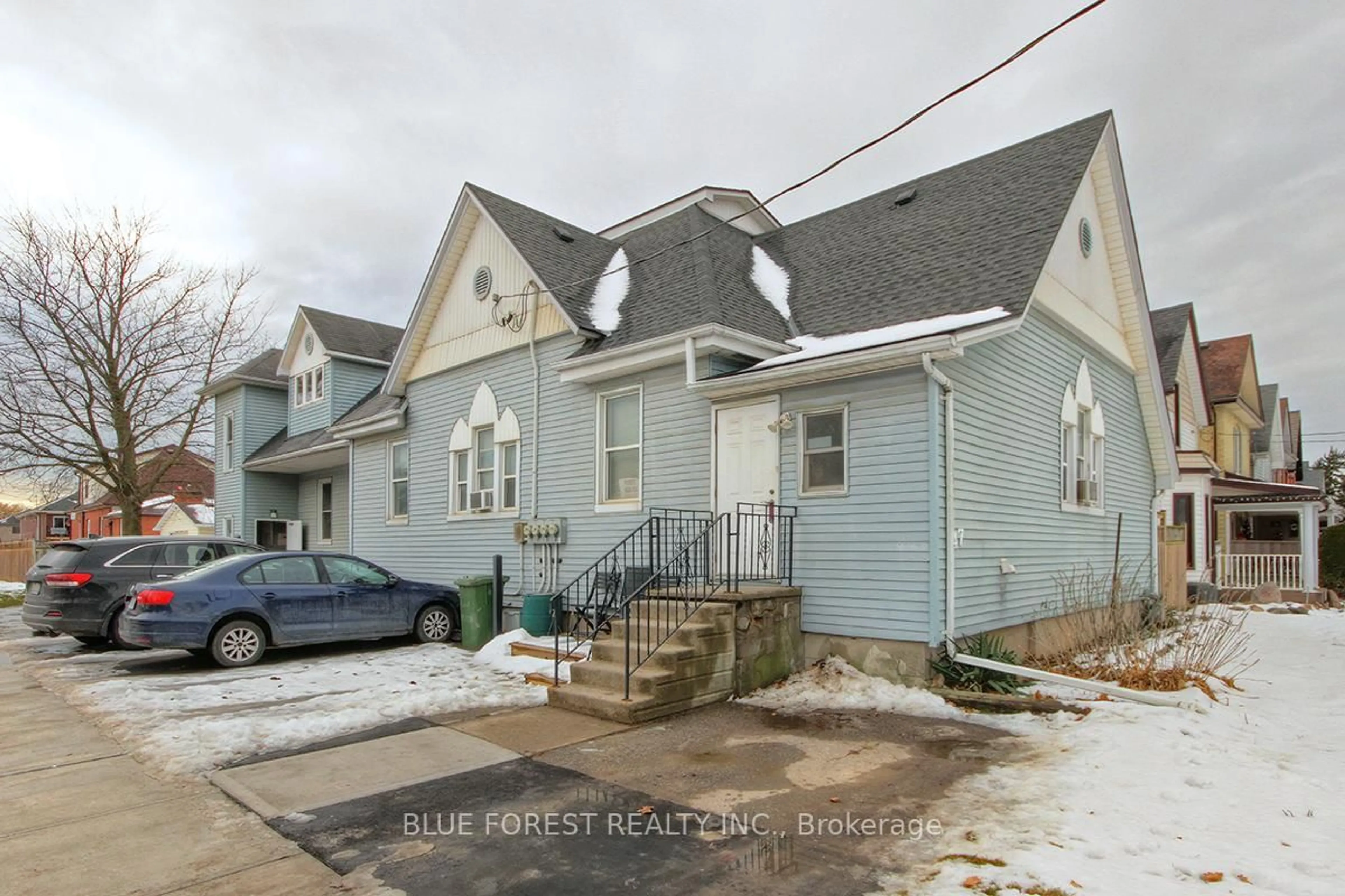 A pic from outside/outdoor area/front of a property/back of a property/a pic from drone, street for 47 Forest Ave, St. Thomas Ontario N5R 2J1