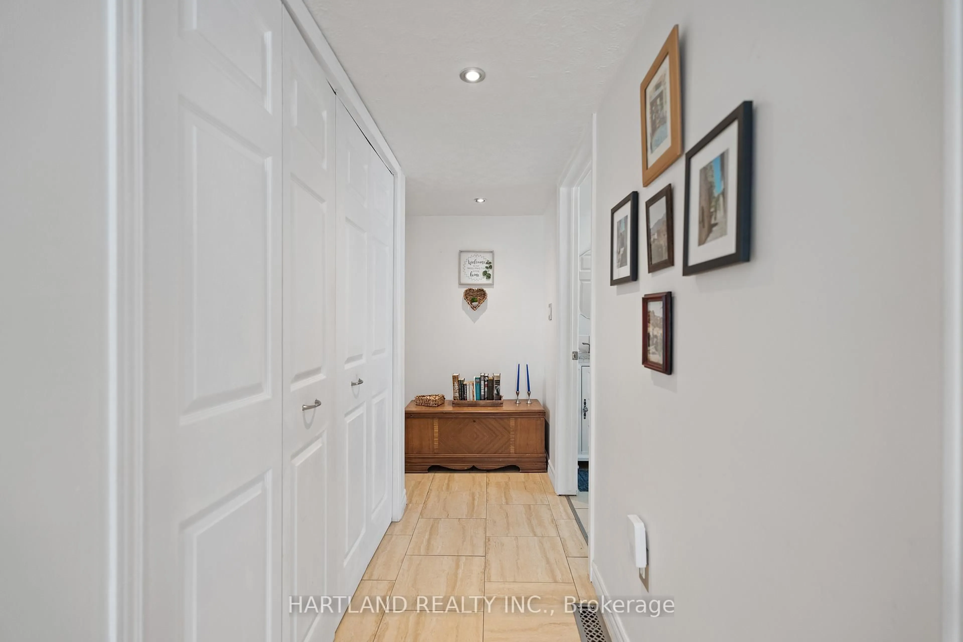 Indoor entryway for 6150 Church's Lane, Niagara Falls Ontario L2J 3Z7