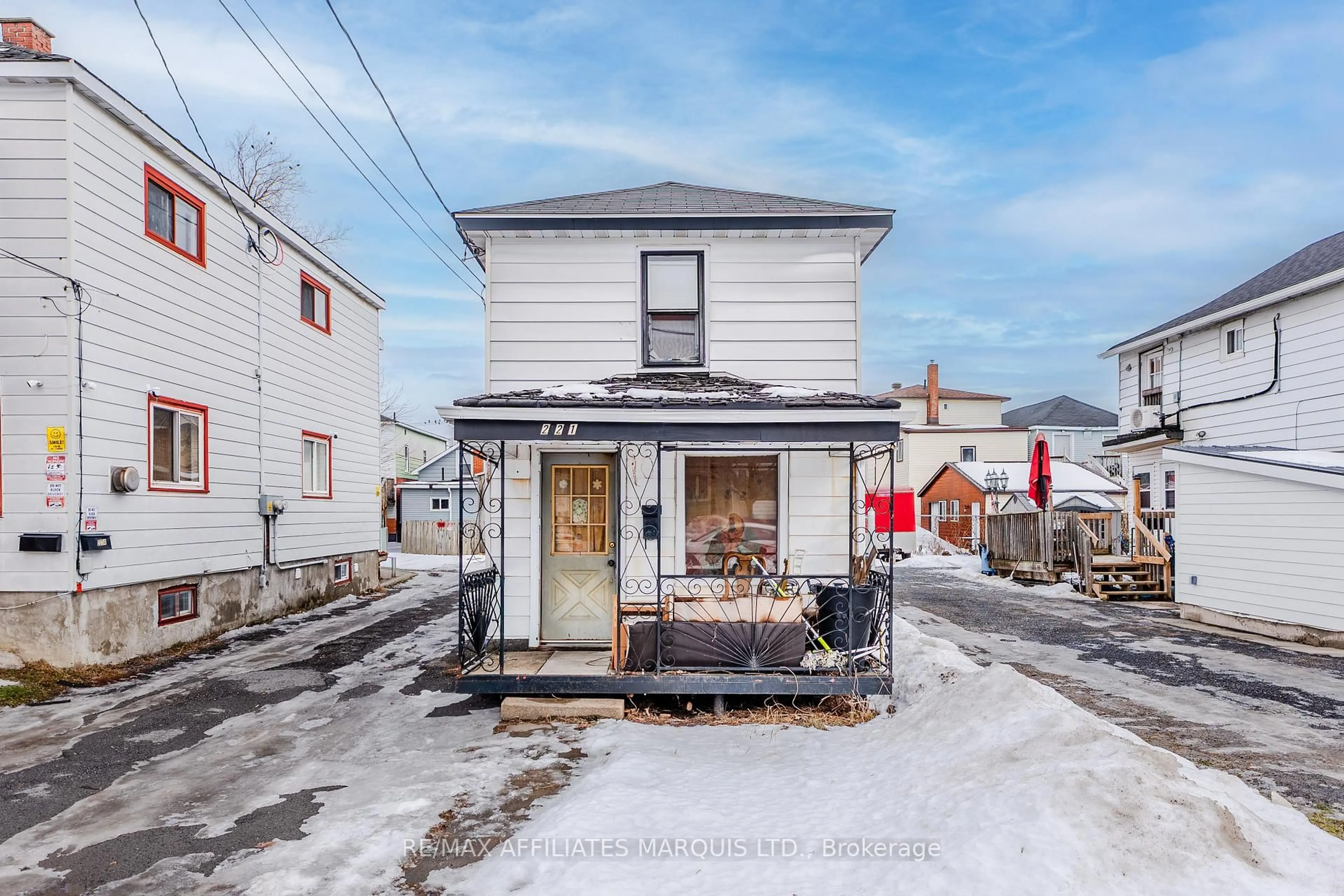 A pic from outside/outdoor area/front of a property/back of a property/a pic from drone, street for 221 Carleton St, Cornwall Ontario K6H 4X5