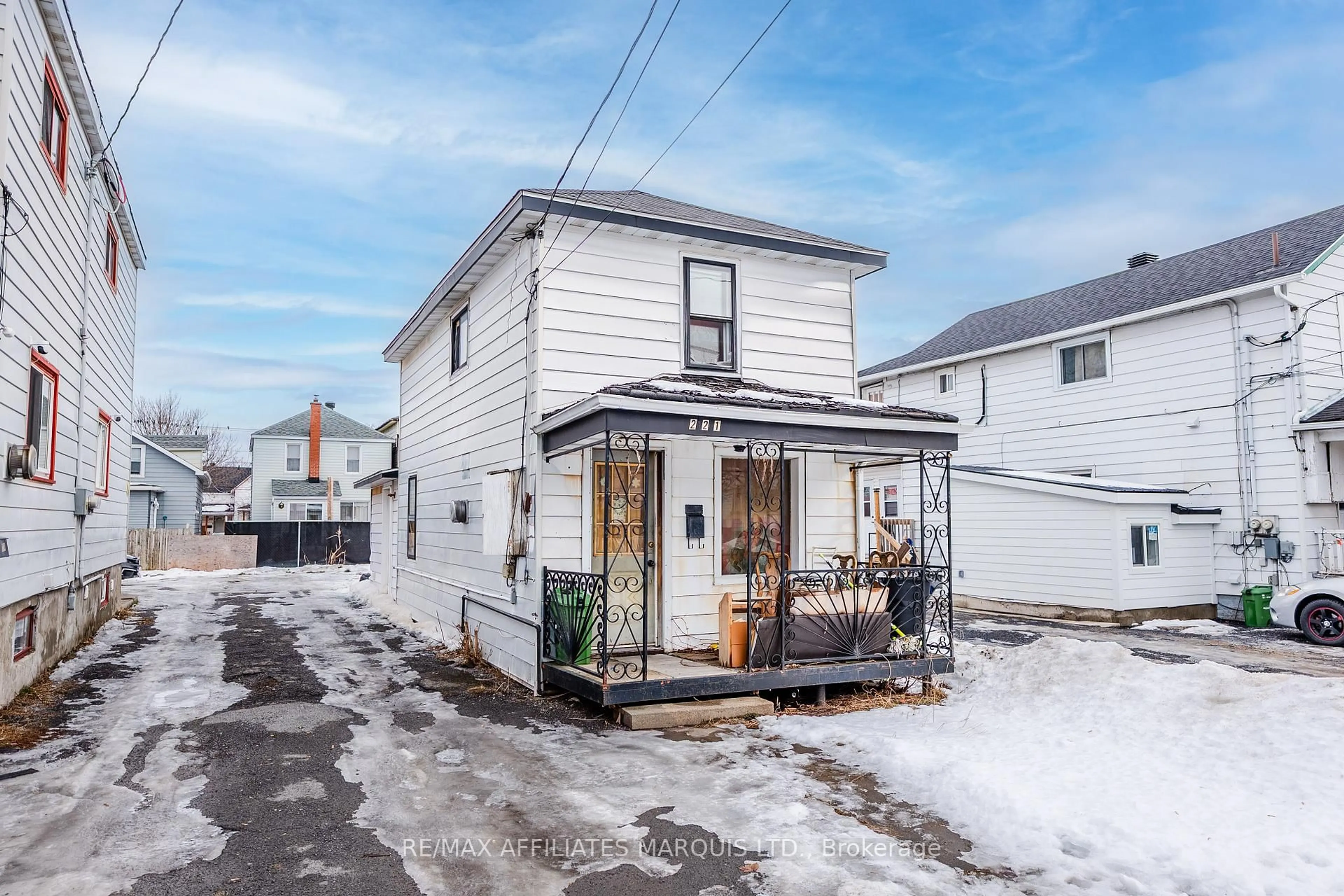 Unknown for 221 Carleton St, Cornwall Ontario K6H 4X5