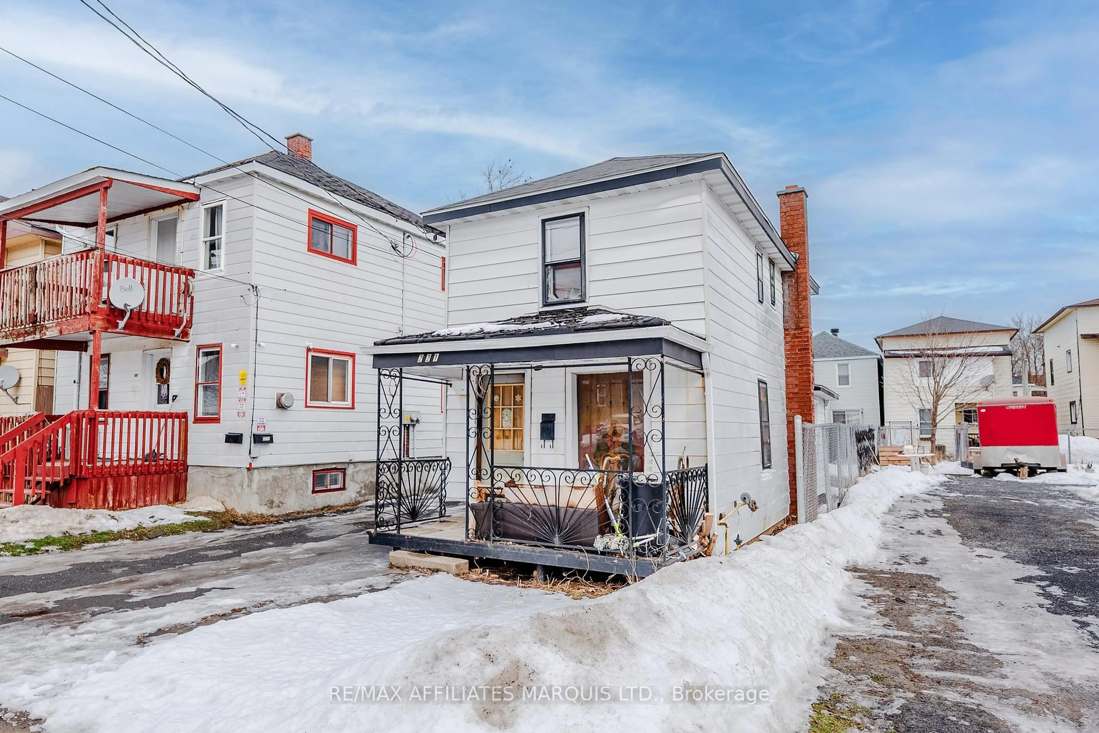 A pic from outside/outdoor area/front of a property/back of a property/a pic from drone, street for 221 Carleton St, Cornwall Ontario K6H 4X5