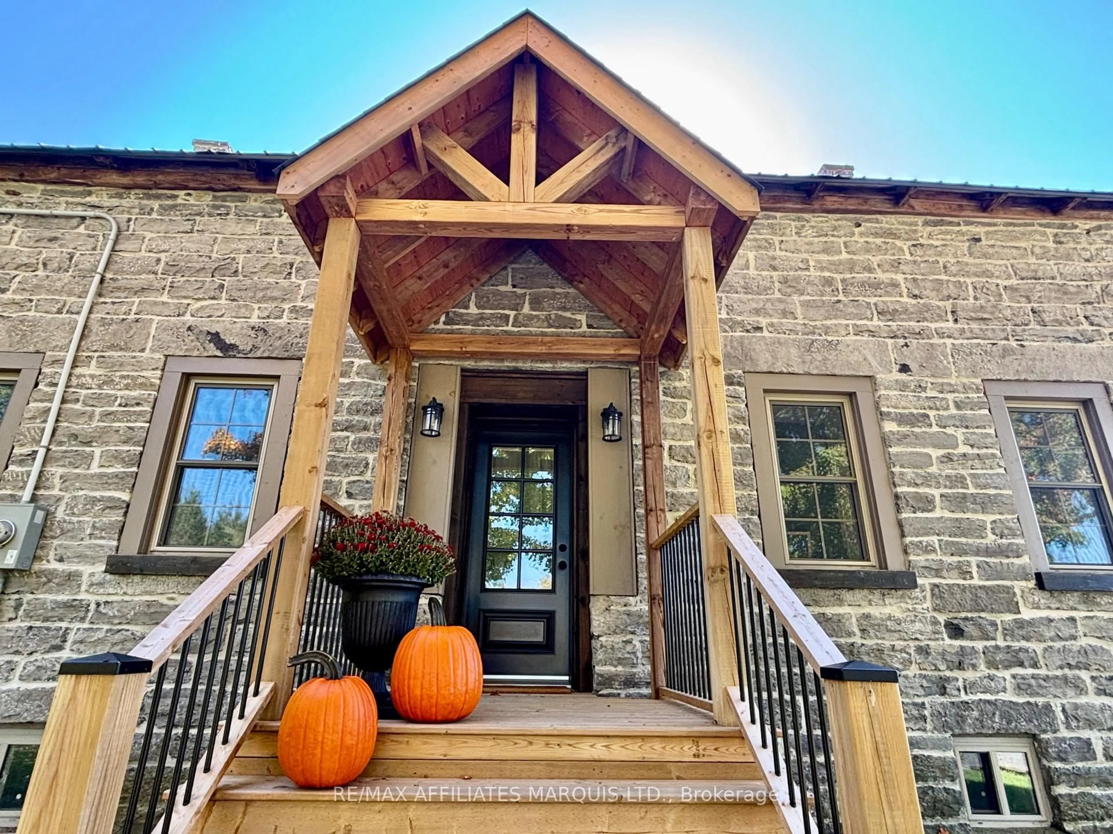 Indoor entryway for 16950 County Rd 18 Rd, South Stormont Ontario K0C 2A0