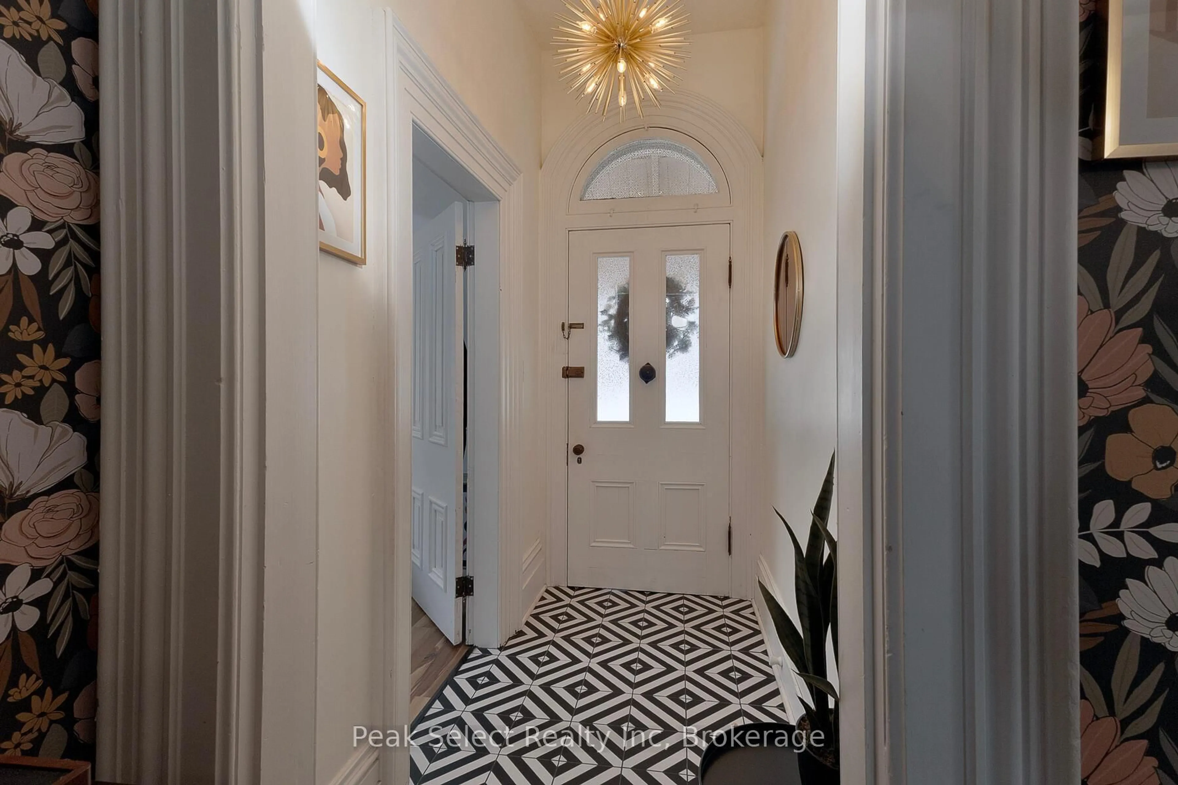 Indoor foyer for 363 Queen St, St. Marys Ontario N4X 1B1