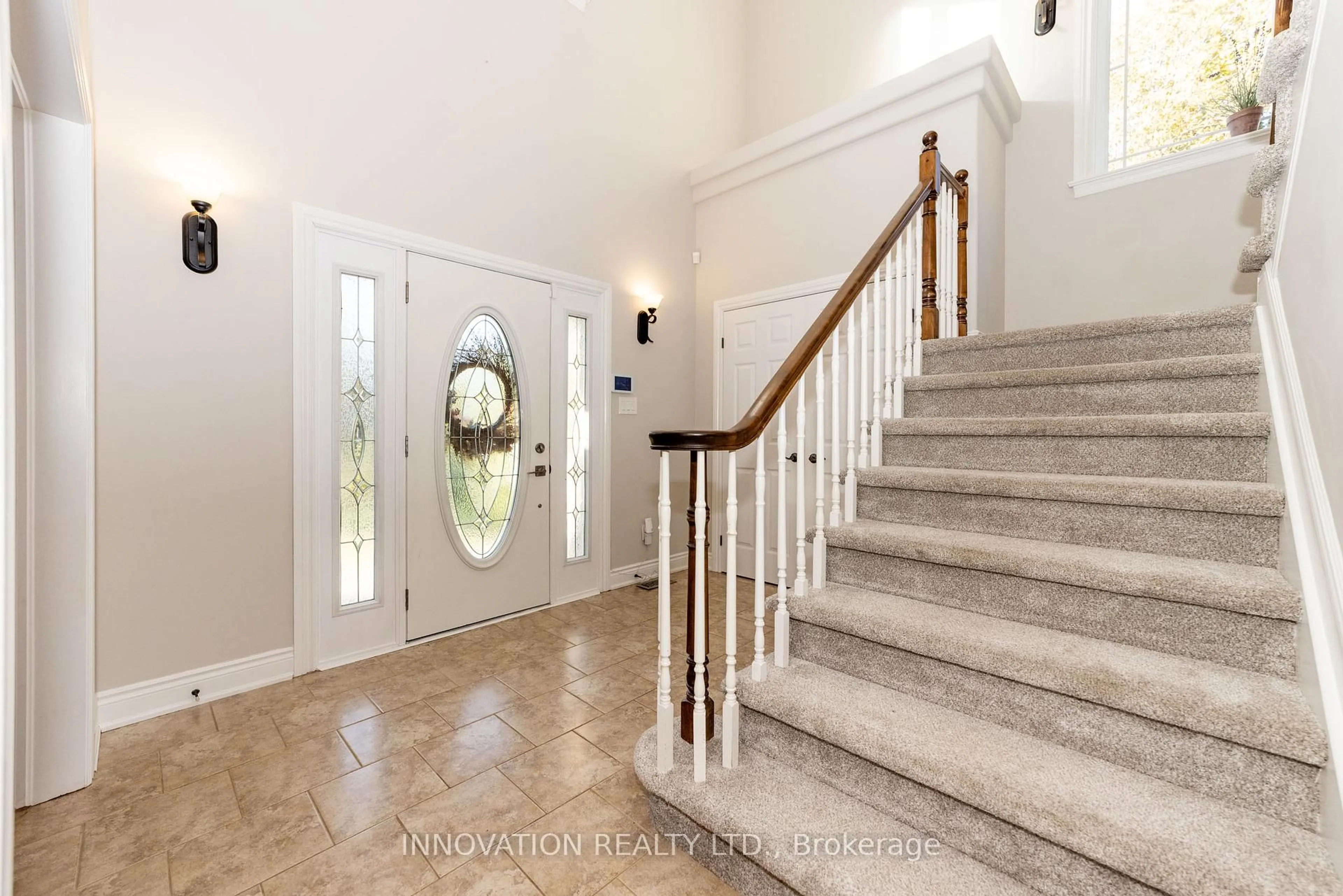 Indoor foyer for 122 Country Meadow Dr, Carp Ontario K0A 1L0