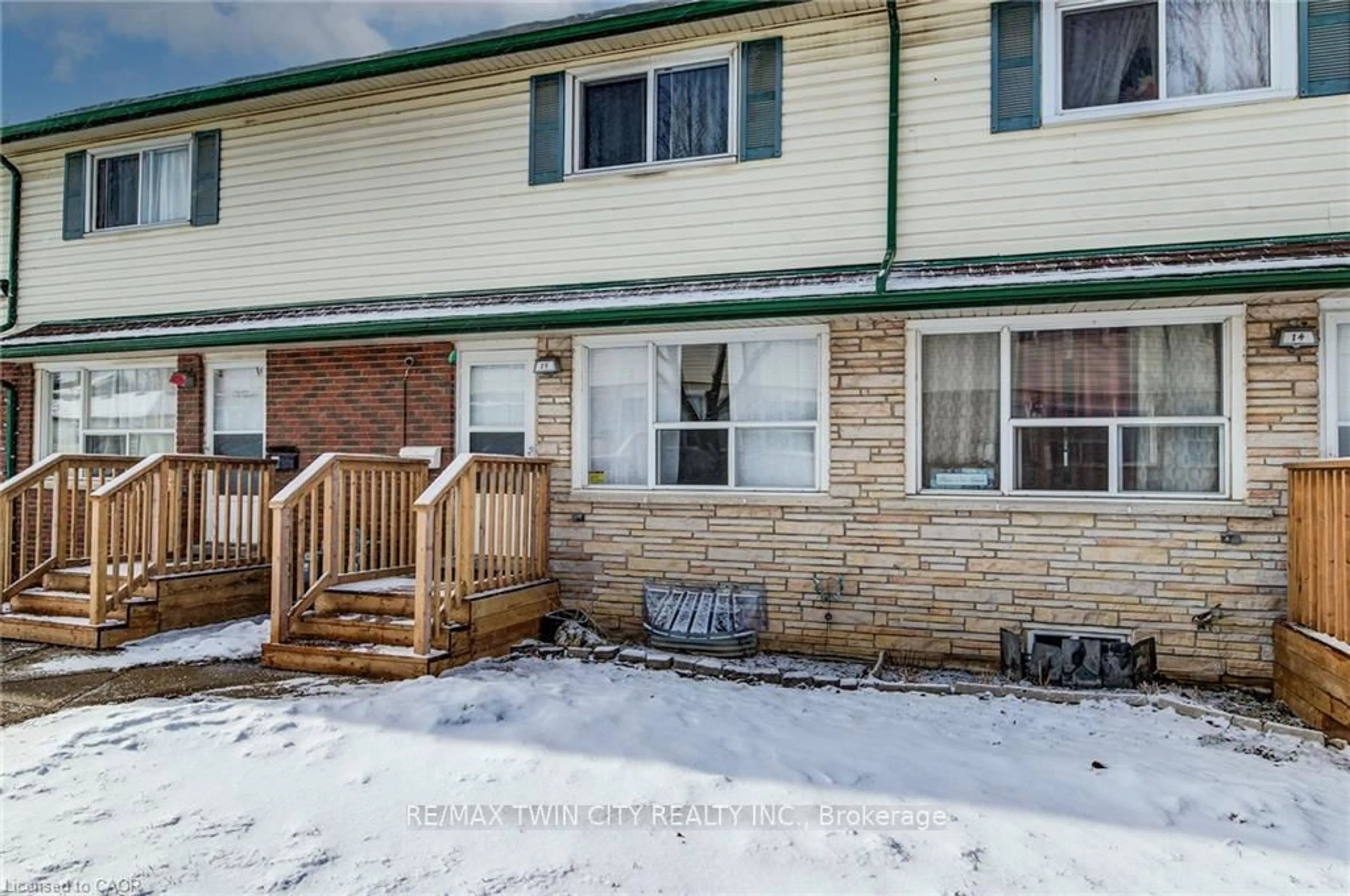 Patio, street for 164 JANSEN Ave #15, Kitchener Ontario N2A 2L7