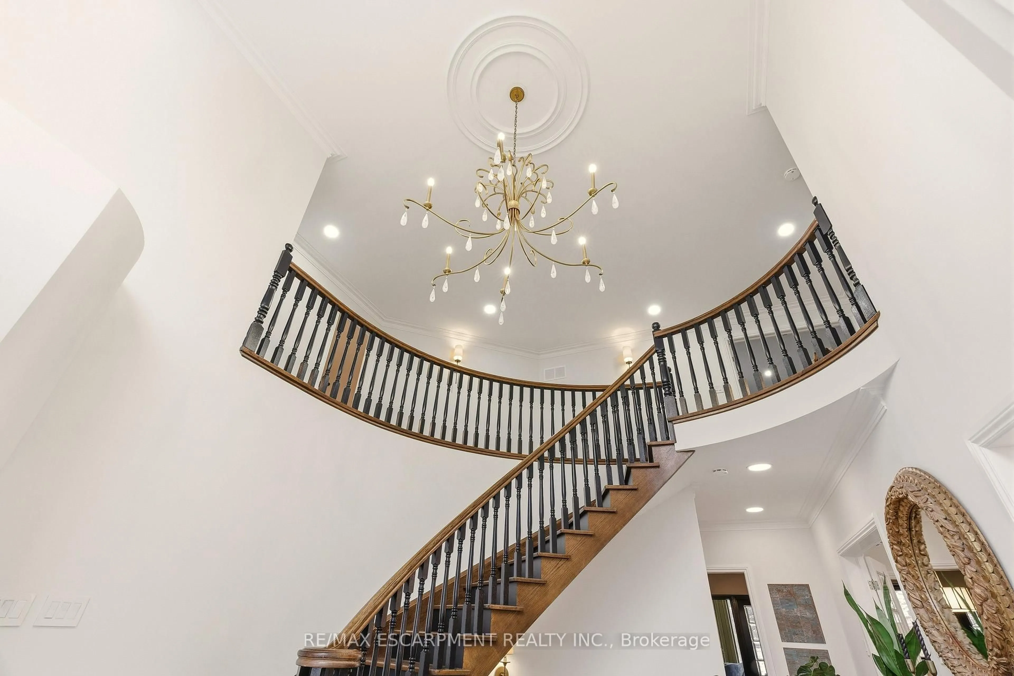 Indoor foyer for 82 Maple Dr, Hamilton Ontario L8G 3C2