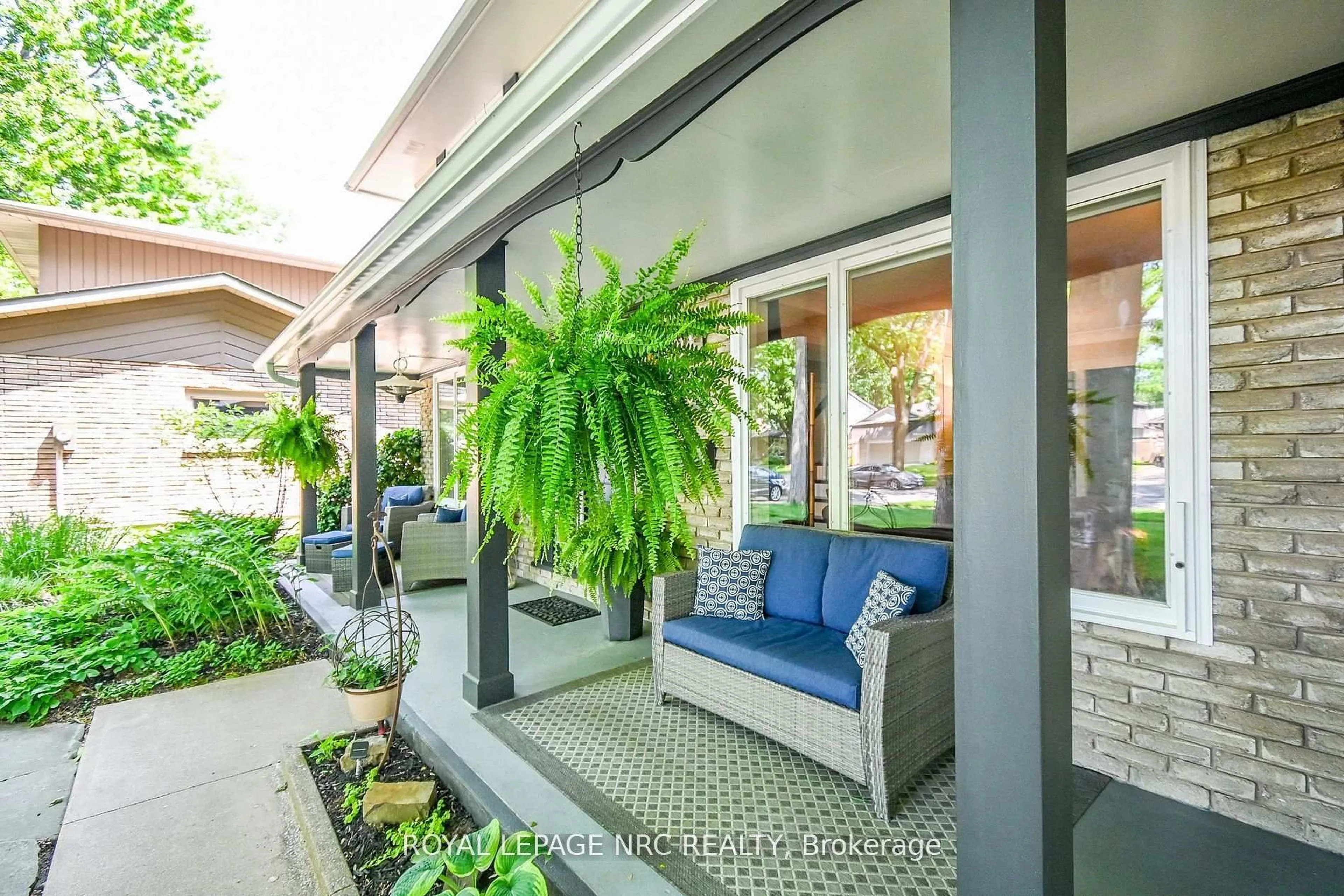 Patio, street for 7077 Ridgewood Cres, Niagara Falls Ontario L2J 2C2