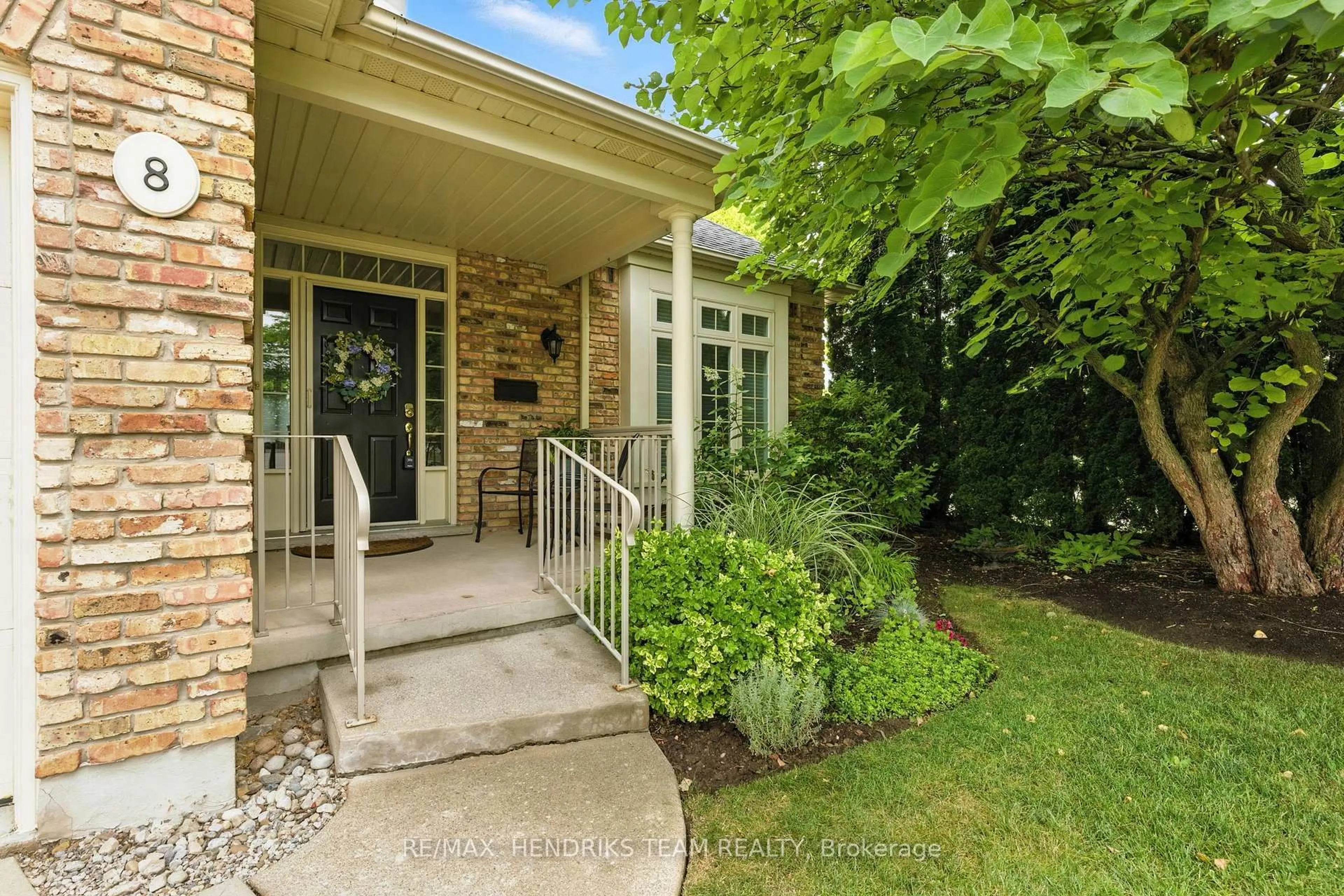 Indoor entryway for 174 Martindale Rd #8, St. Catharines Ontario L2S 3Z9