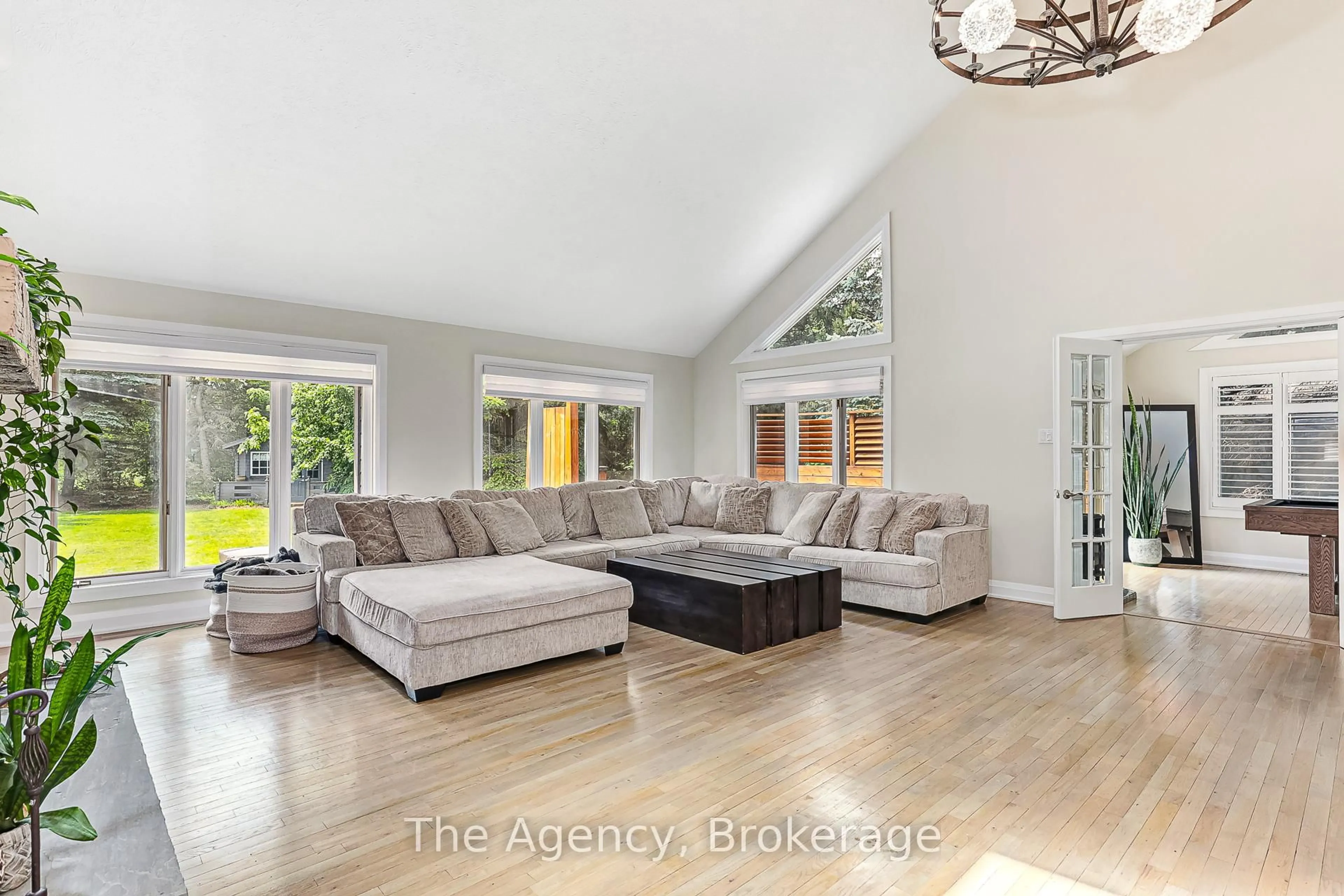 Living room with furniture, wood/laminate floor for 136 Grand Cypress Lane, Blue Mountains Ontario L9Y 0K7