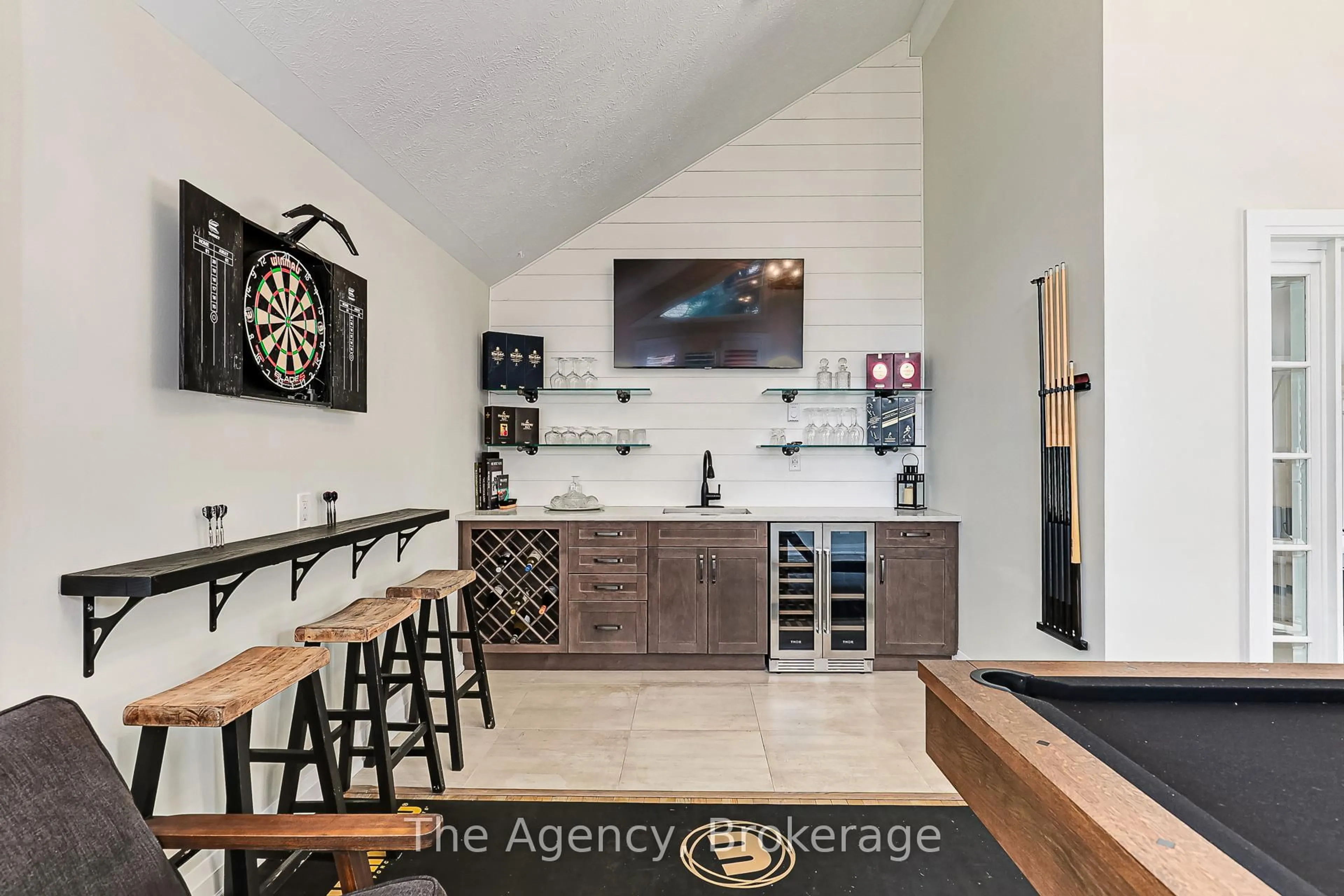 Open concept kitchen, ceramic/tile floor for 136 Grand Cypress Lane, Blue Mountains Ontario L9Y 0K7