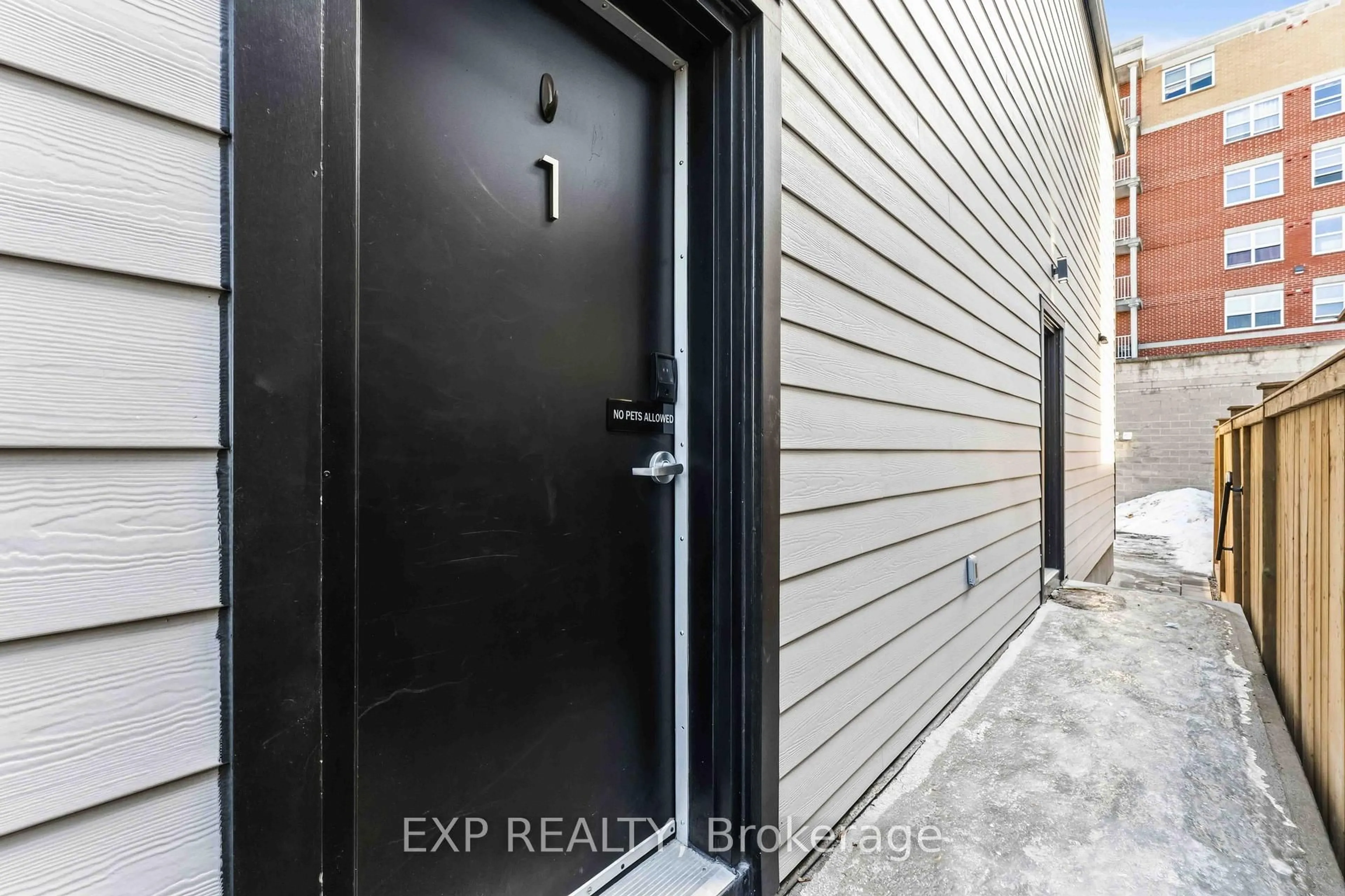 Indoor entryway for 182 Murray St, Ottawa Ontario K1N 5M8