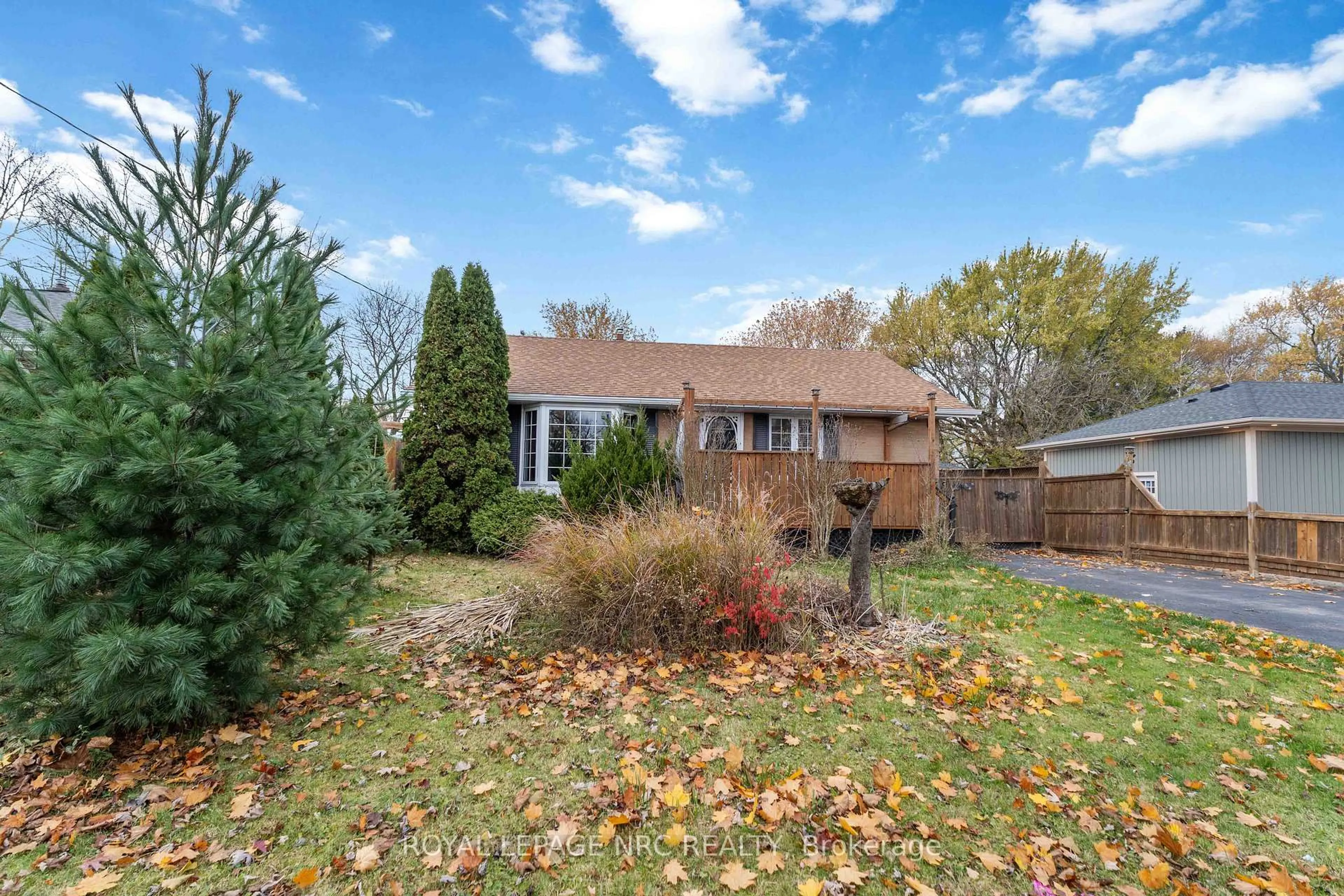 A pic from outside/outdoor area/front of a property/back of a property/a pic from drone, unknown for 23 Verne Ave, Welland Ontario L3C 1Z6