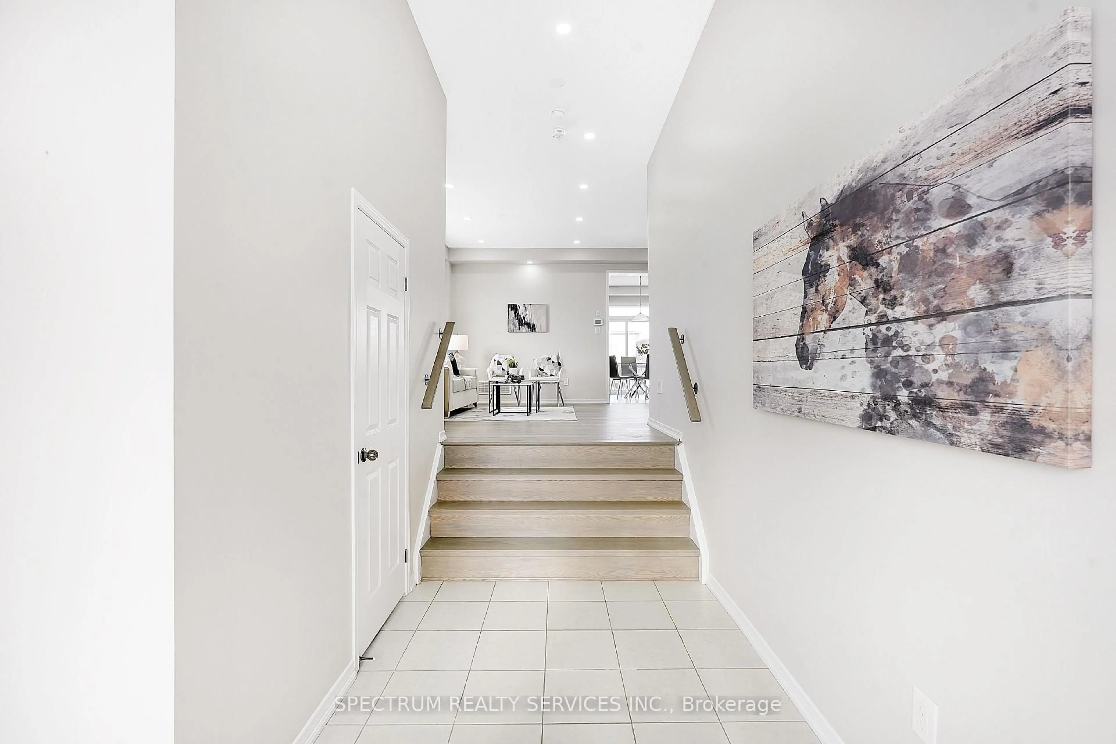 Indoor foyer for 42 Pollard St, Brantford Ontario N3T 5L5