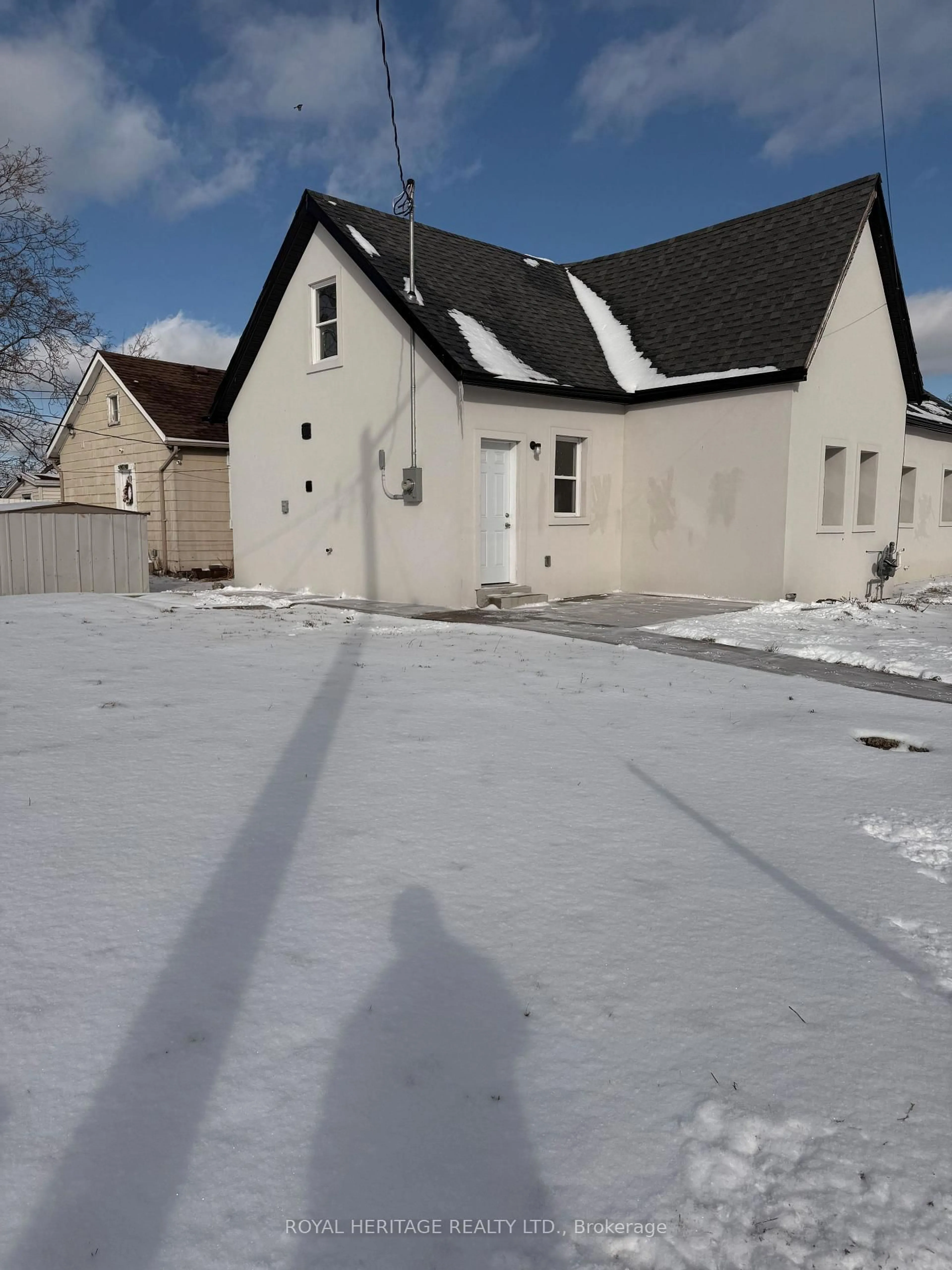 A pic from outside/outdoor area/front of a property/back of a property/a pic from drone, street for 293 Louis Ave, Windsor Ontario N9A 1W1