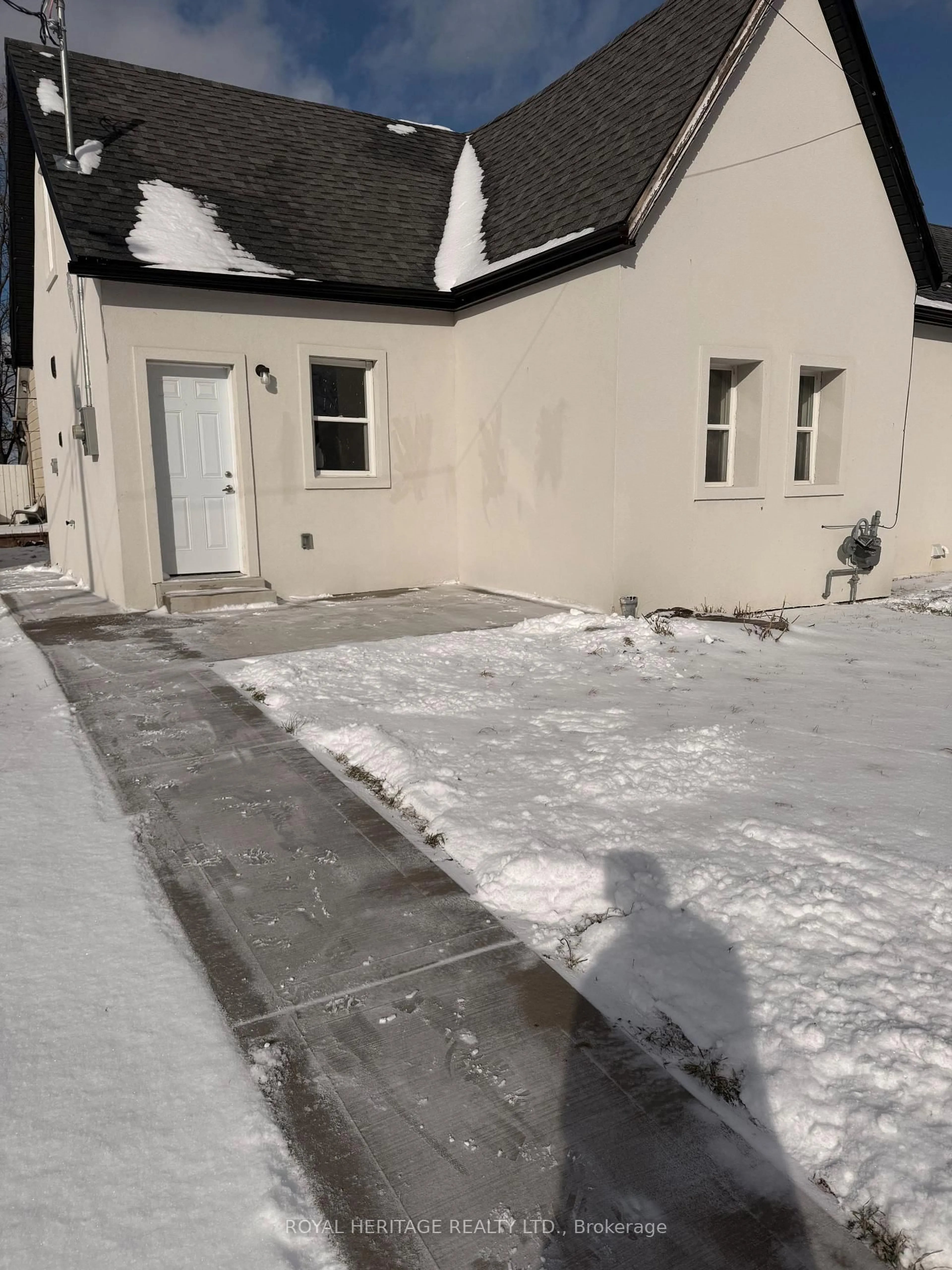 A pic from outside/outdoor area/front of a property/back of a property/a pic from drone, street for 293 Louis Ave, Windsor Ontario N9A 1W1