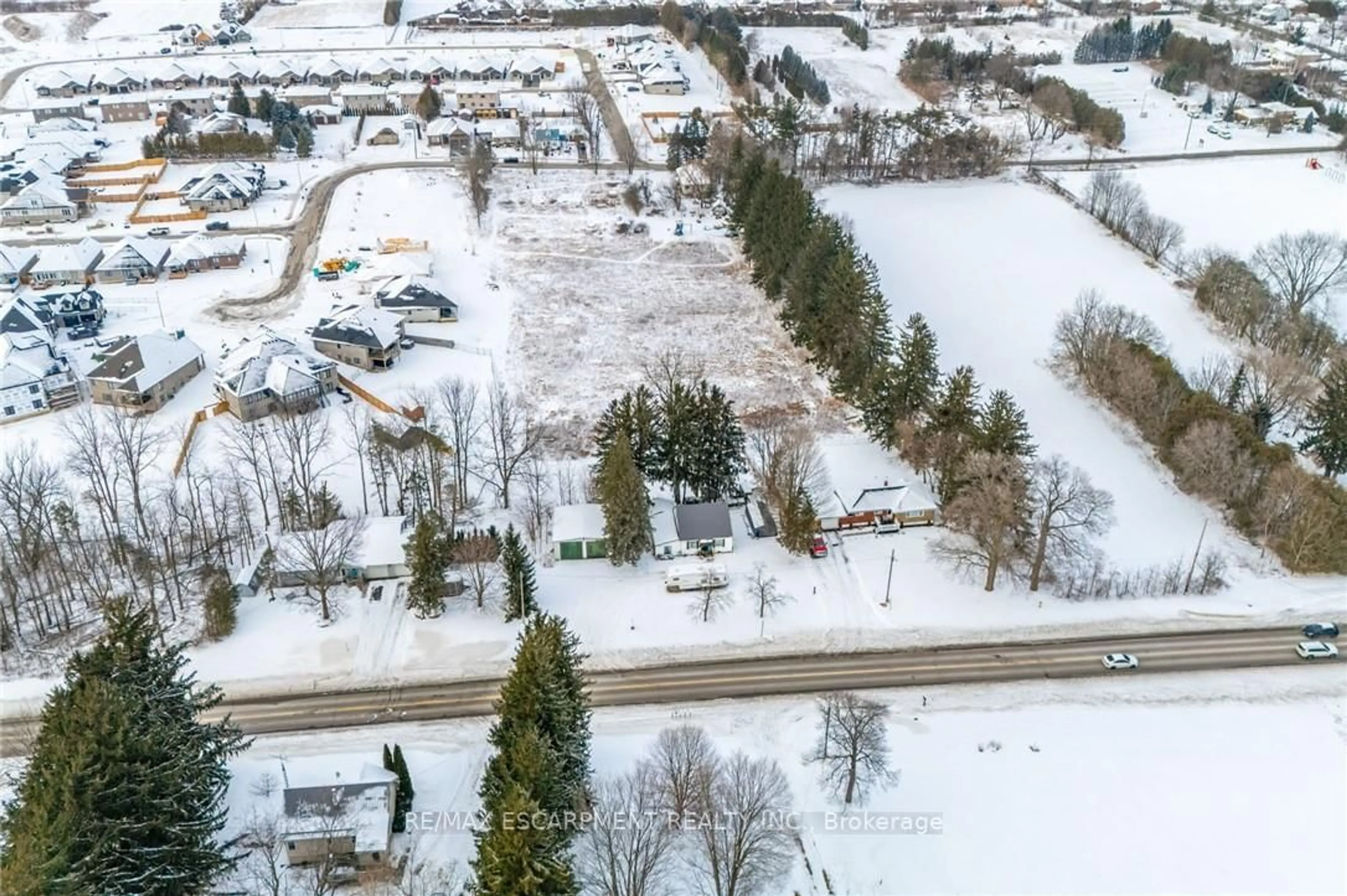 A pic from outside/outdoor area/front of a property/back of a property/a pic from drone, street for 211 THOMPSON Rd, Norfolk Ontario N0E 1Y0