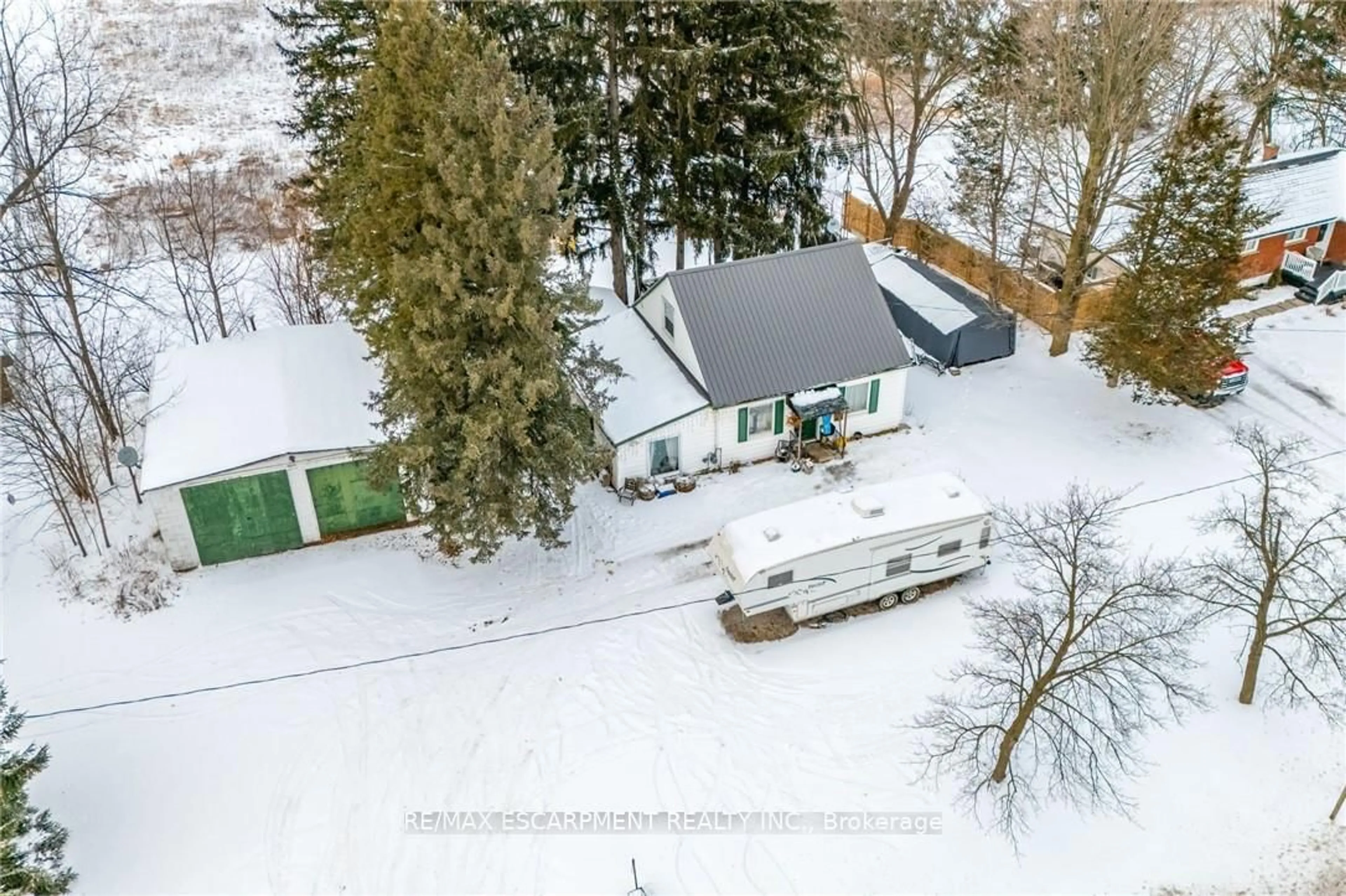 A pic from outside/outdoor area/front of a property/back of a property/a pic from drone, street for 211 THOMPSON Rd, Norfolk Ontario N0E 1Y0