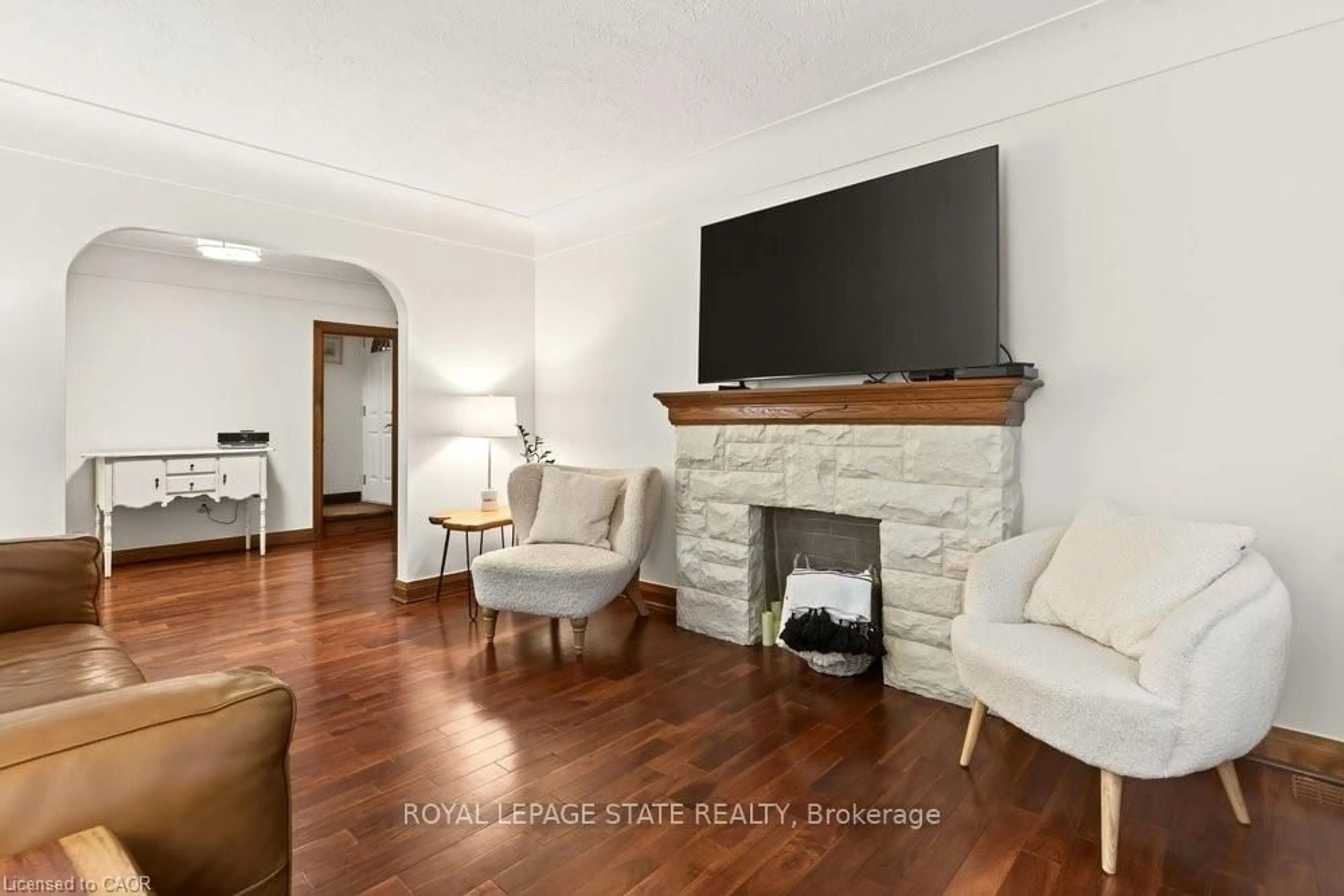 Living room with furniture, unknown for 17 Gary Ave, Hamilton Ontario L8S 1Y2