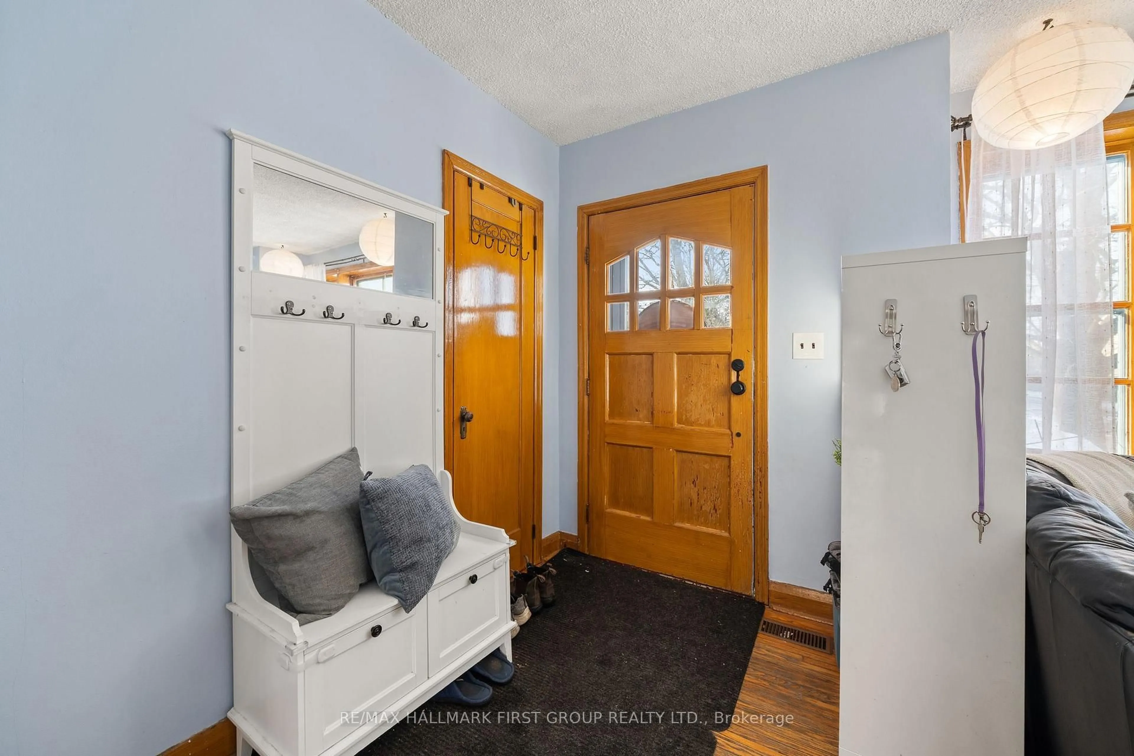 Indoor entryway for 93 John St, Stirling Ontario K0K 3E0