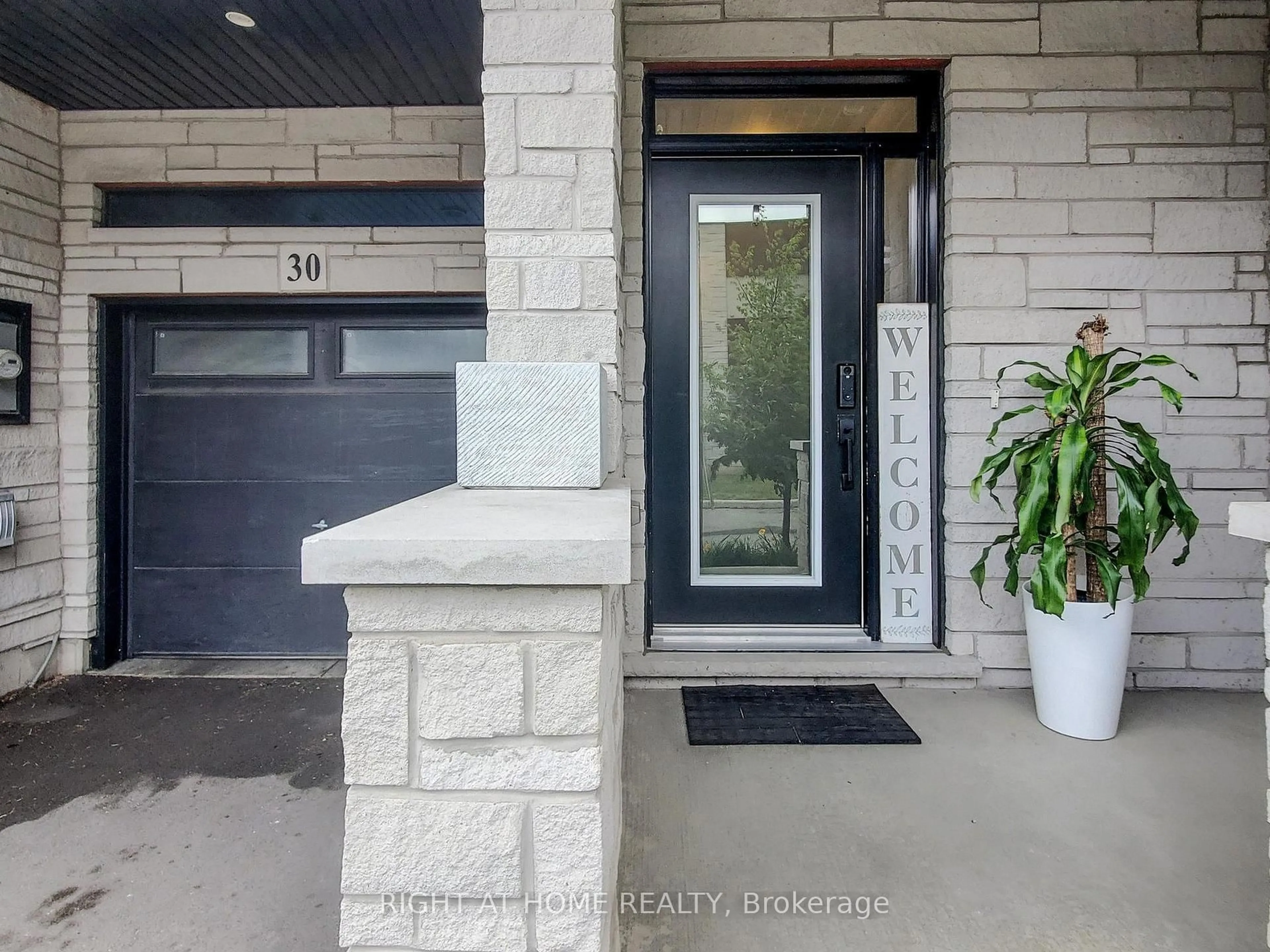 Indoor entryway for 35 Midhurst Hts #30, Hamilton Ontario L8J 0K9