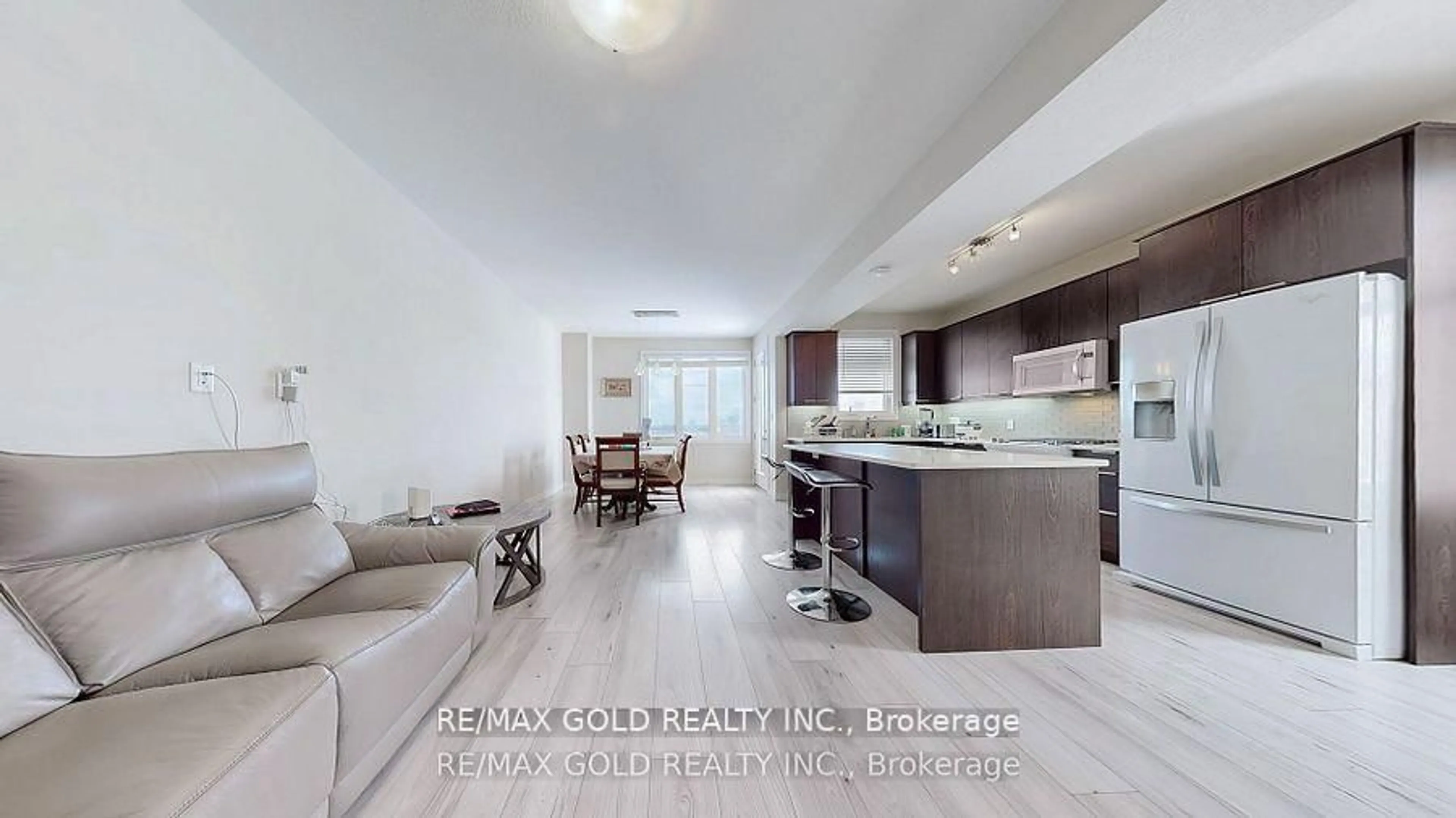 Open concept kitchen, ceramic/tile floor for 997 West Village Sq, London North Ontario N6H 0J7