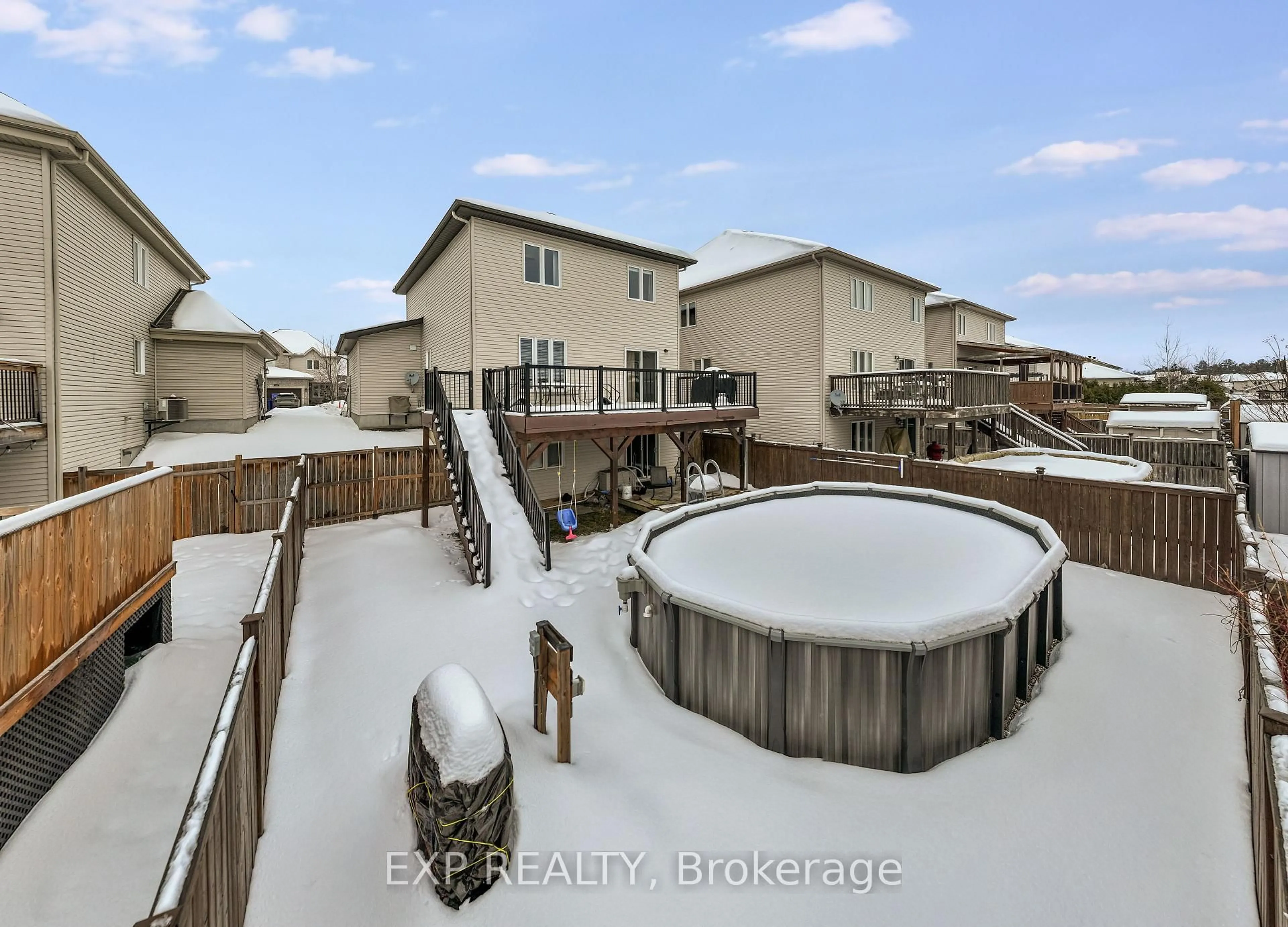 A pic from outside/outdoor area/front of a property/back of a property/a pic from drone, city buildings view from balcony for 410 Jasper Cres, Clarence-Rockland Ontario K4K 0C9