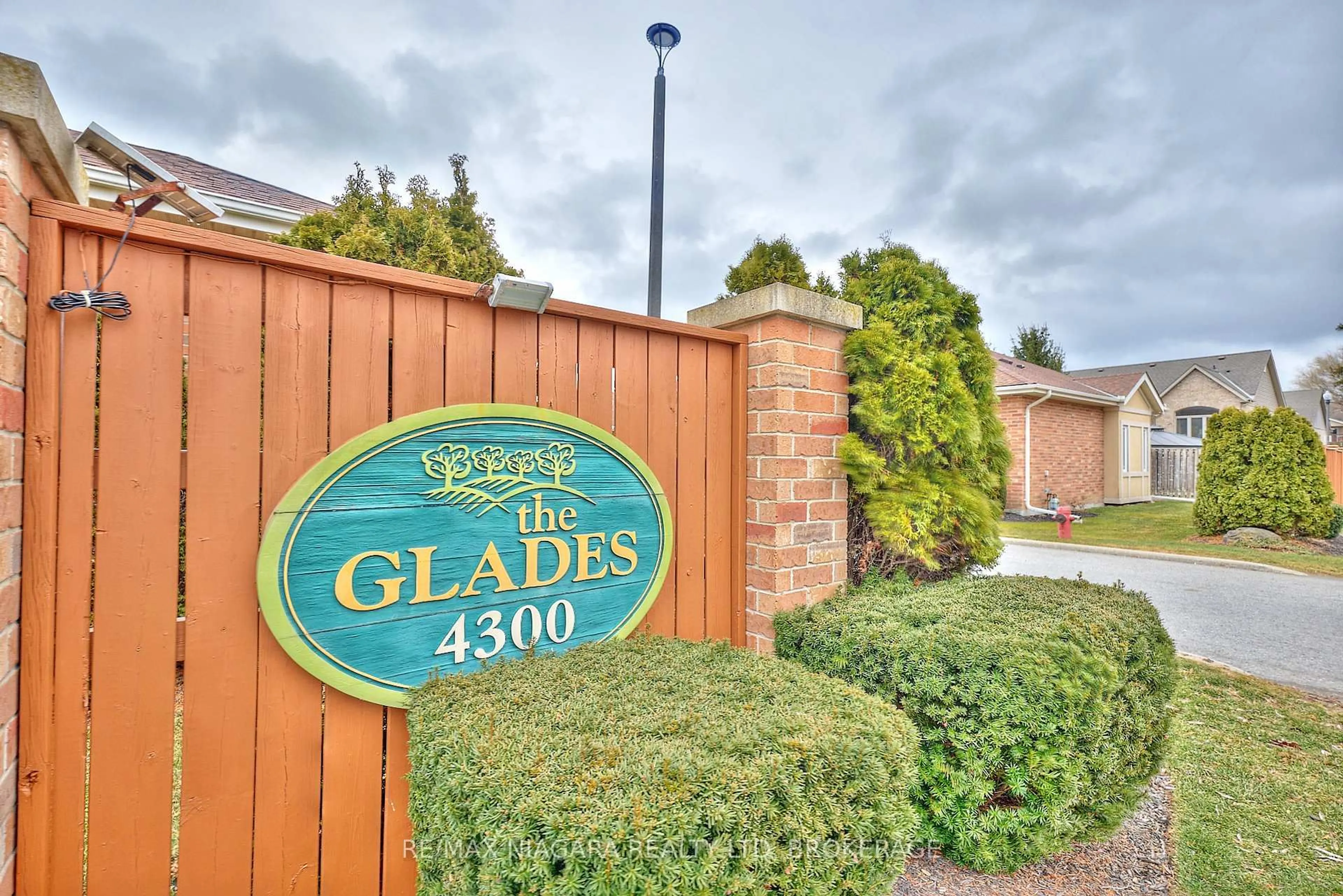 Indoor foyer for 4300 Kalar Rd #10, Niagara Falls Ontario L2H 1S8